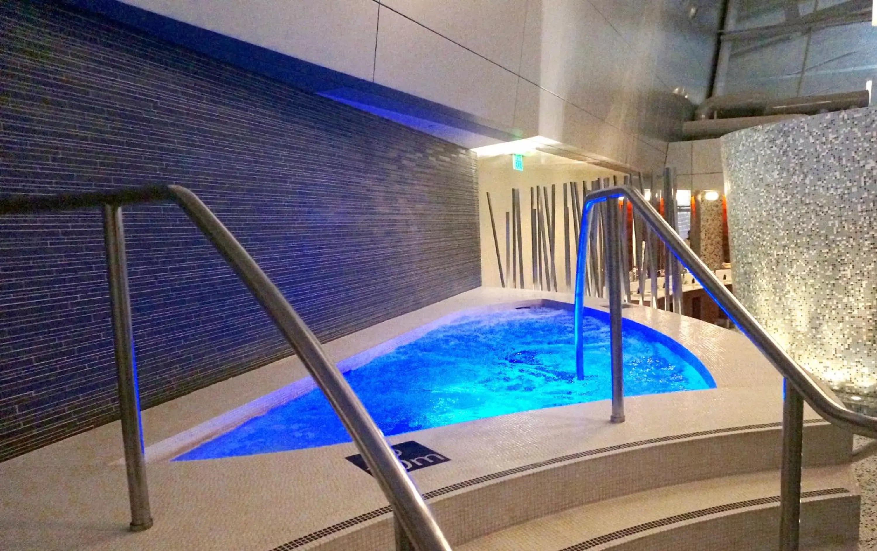 Hot Tub, Swimming Pool in Oryx Airport Hotel - Transit Only