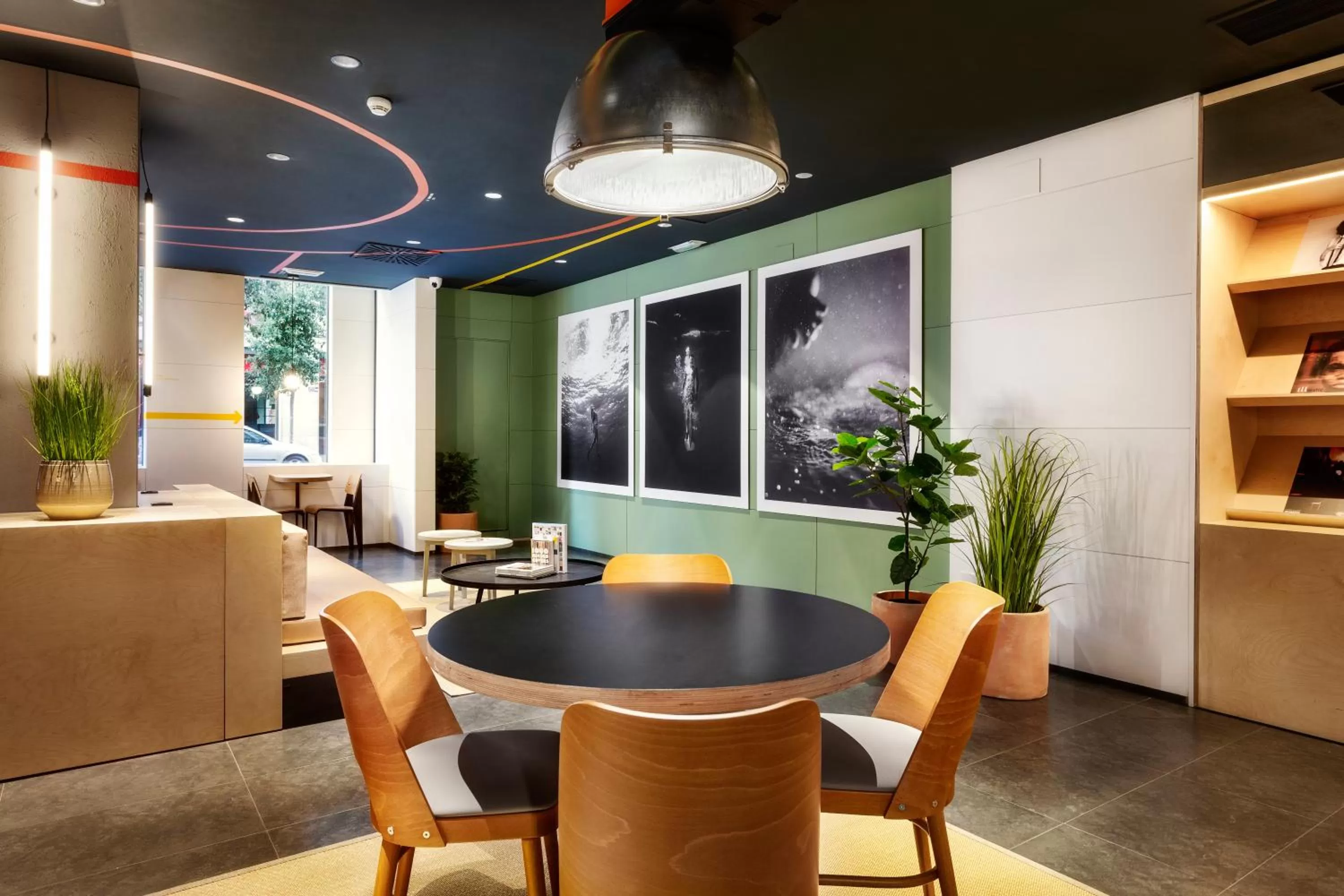 Lounge or bar in B&B HOTEL Castellón