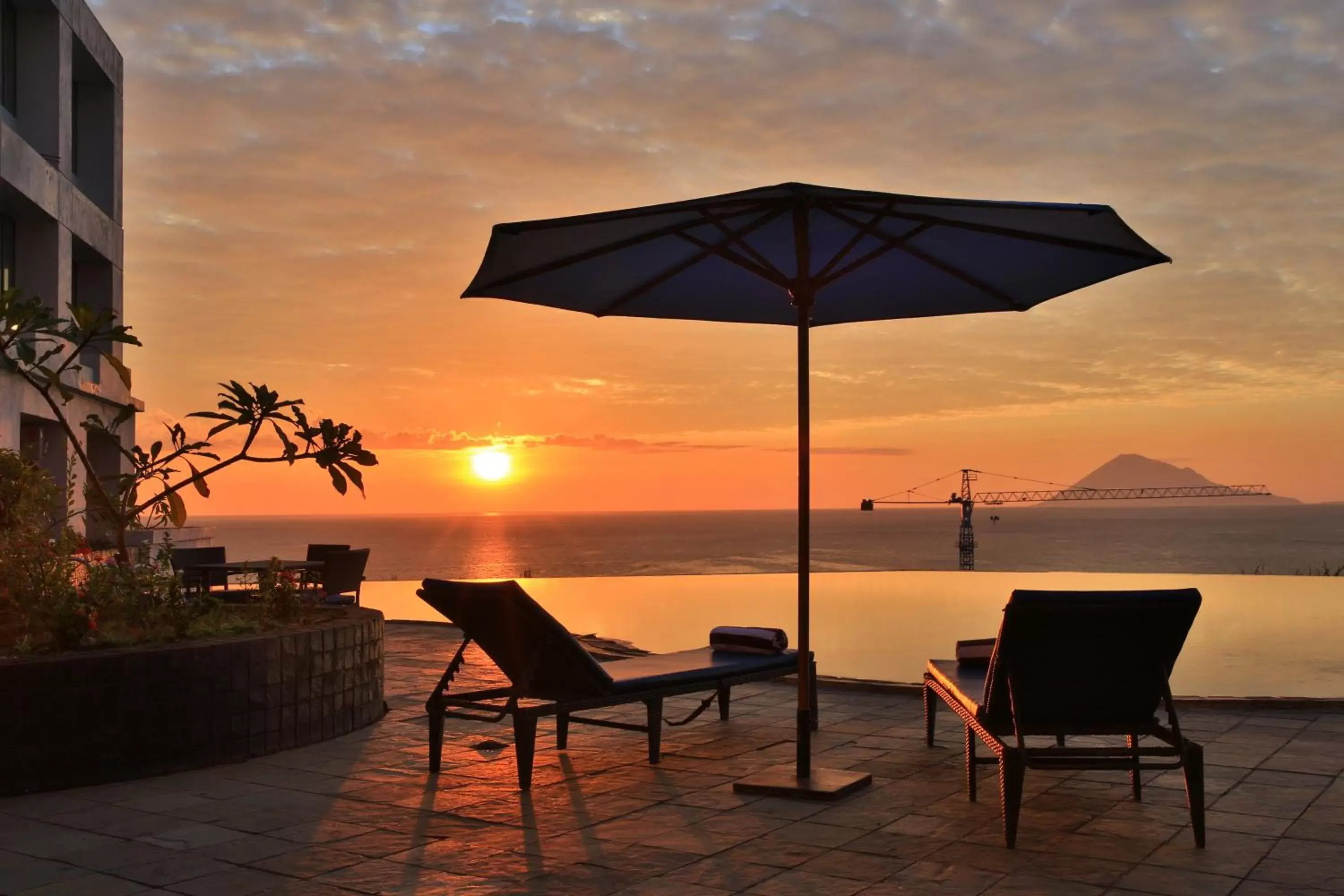 Swimming pool, Sunrise/Sunset in Aryaduta Manado