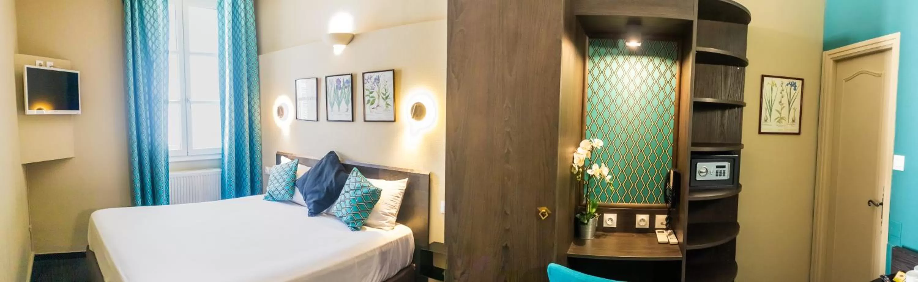 Photo of the whole room, Bed in Garlande Hôtel Avignon Centre