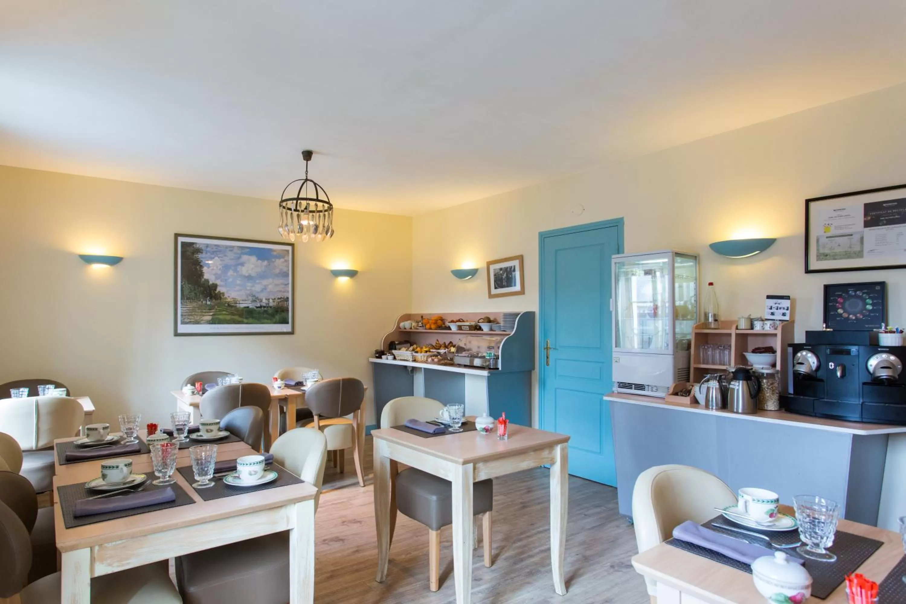 Breakfast in Logis Hôtels Restaurant La Mère Hamard