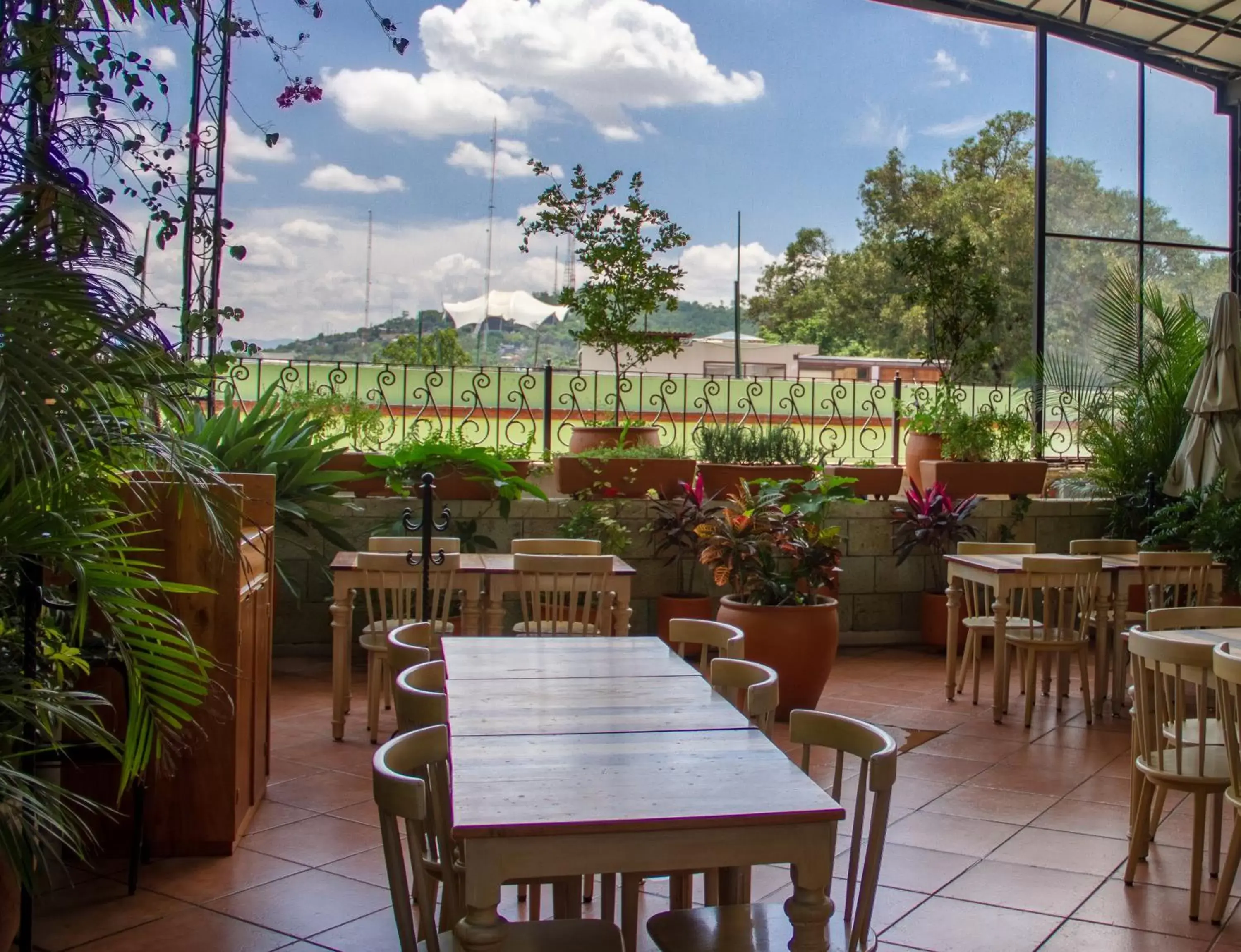 Restaurant/Places to Eat in Los Pilares Hotel