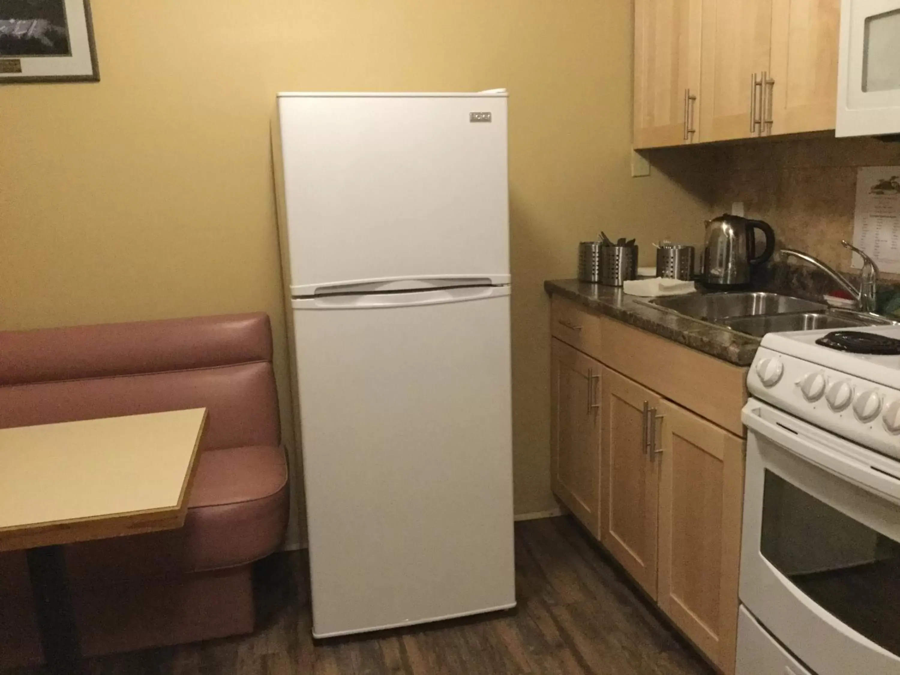 Kitchen/Kitchenette in Northway Motor Inn