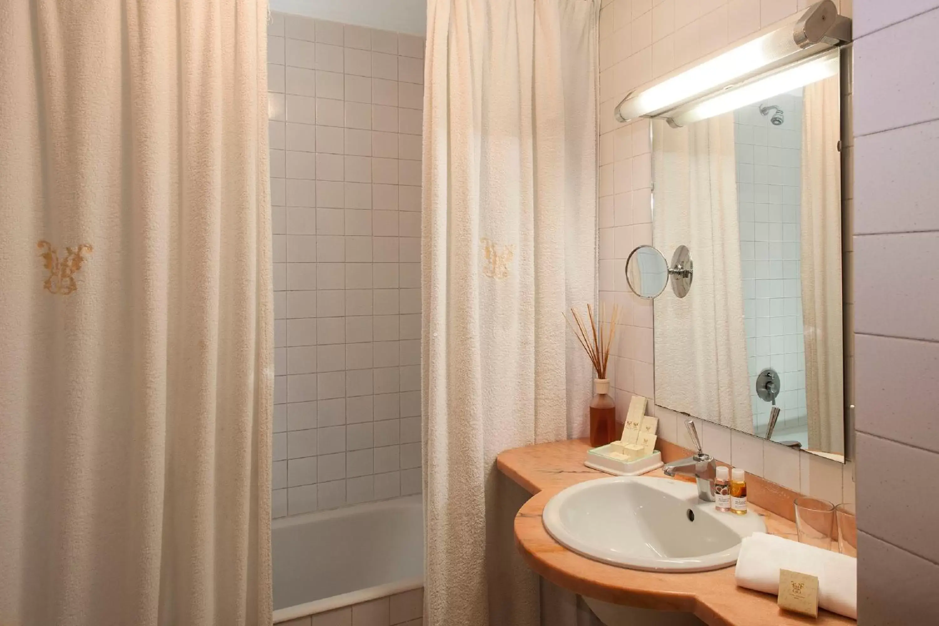 Shower, Bathroom in Hotel Columbia