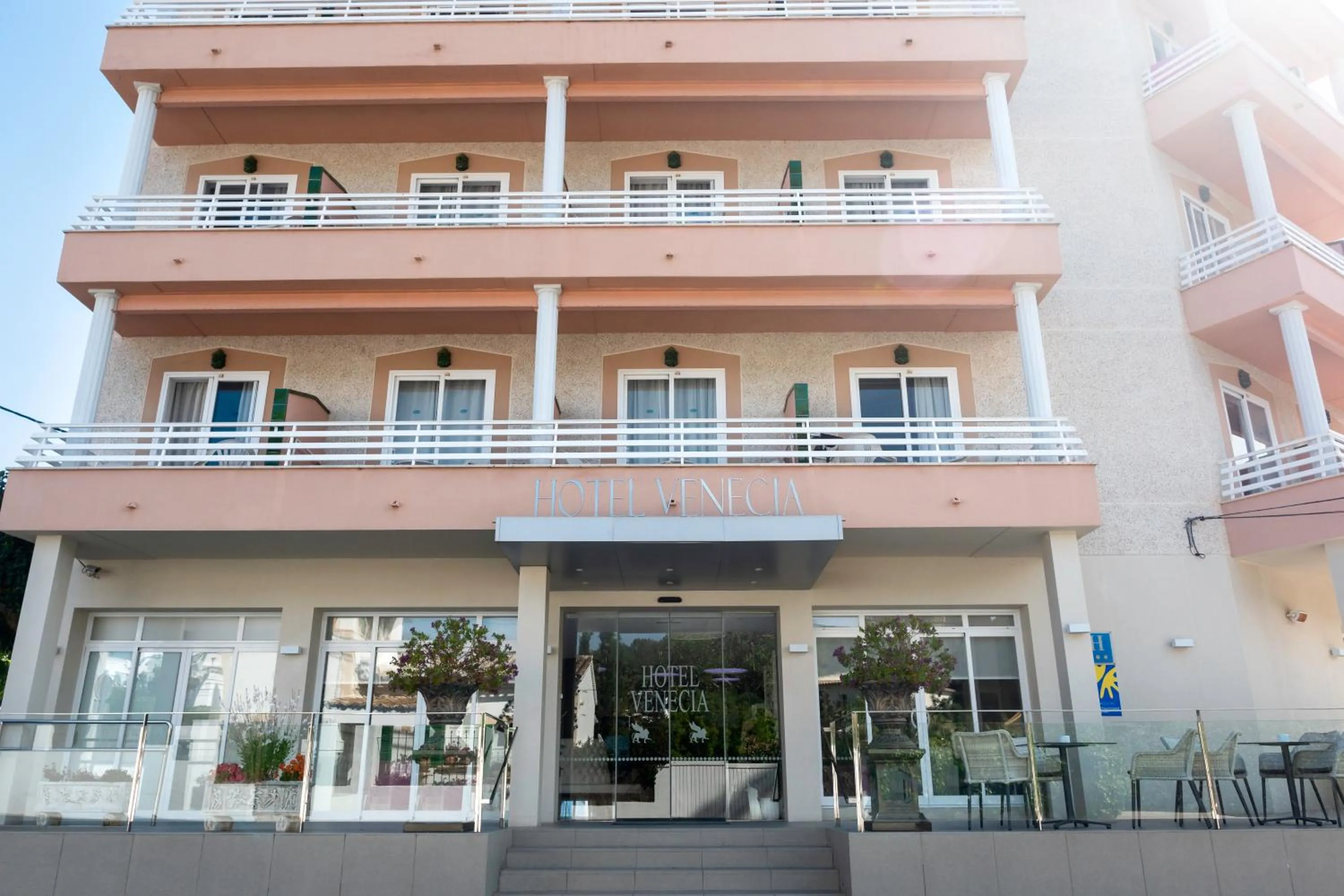 Property building in Hotel Venecia Paguera