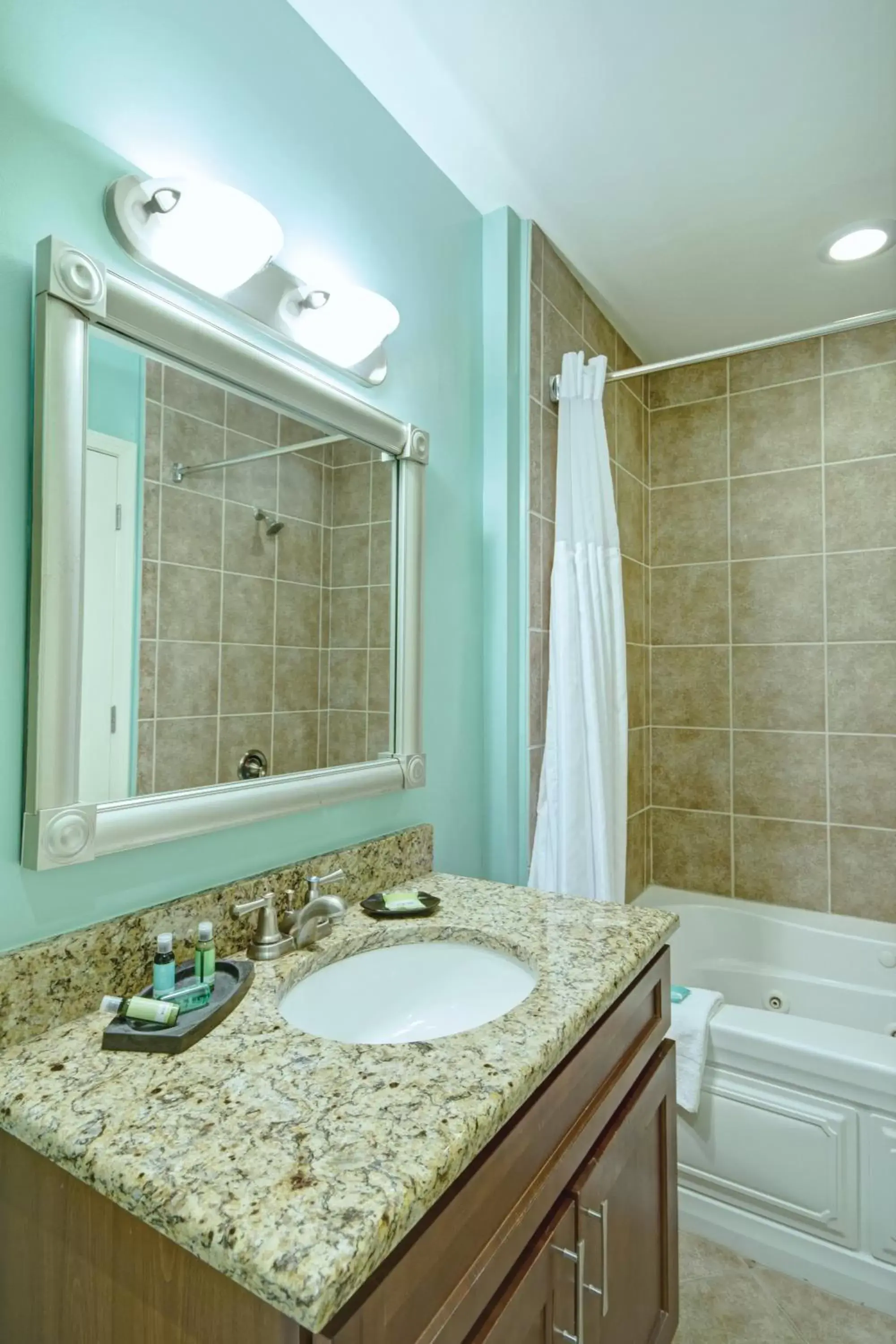 Photo of the whole room, Bathroom in Club Wyndham Towers on the Grove