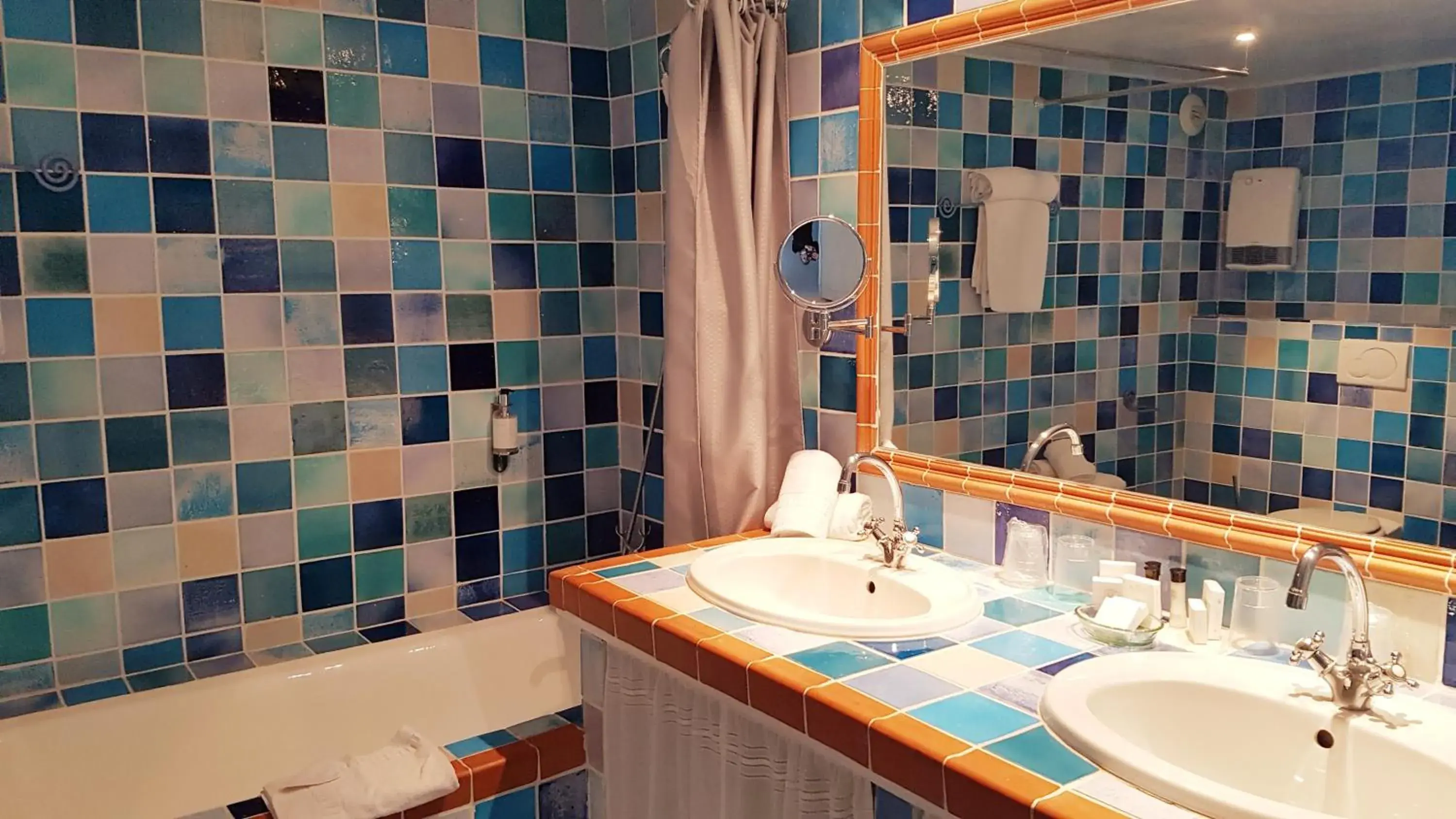 Bathroom in Hotel l'Orangeraie