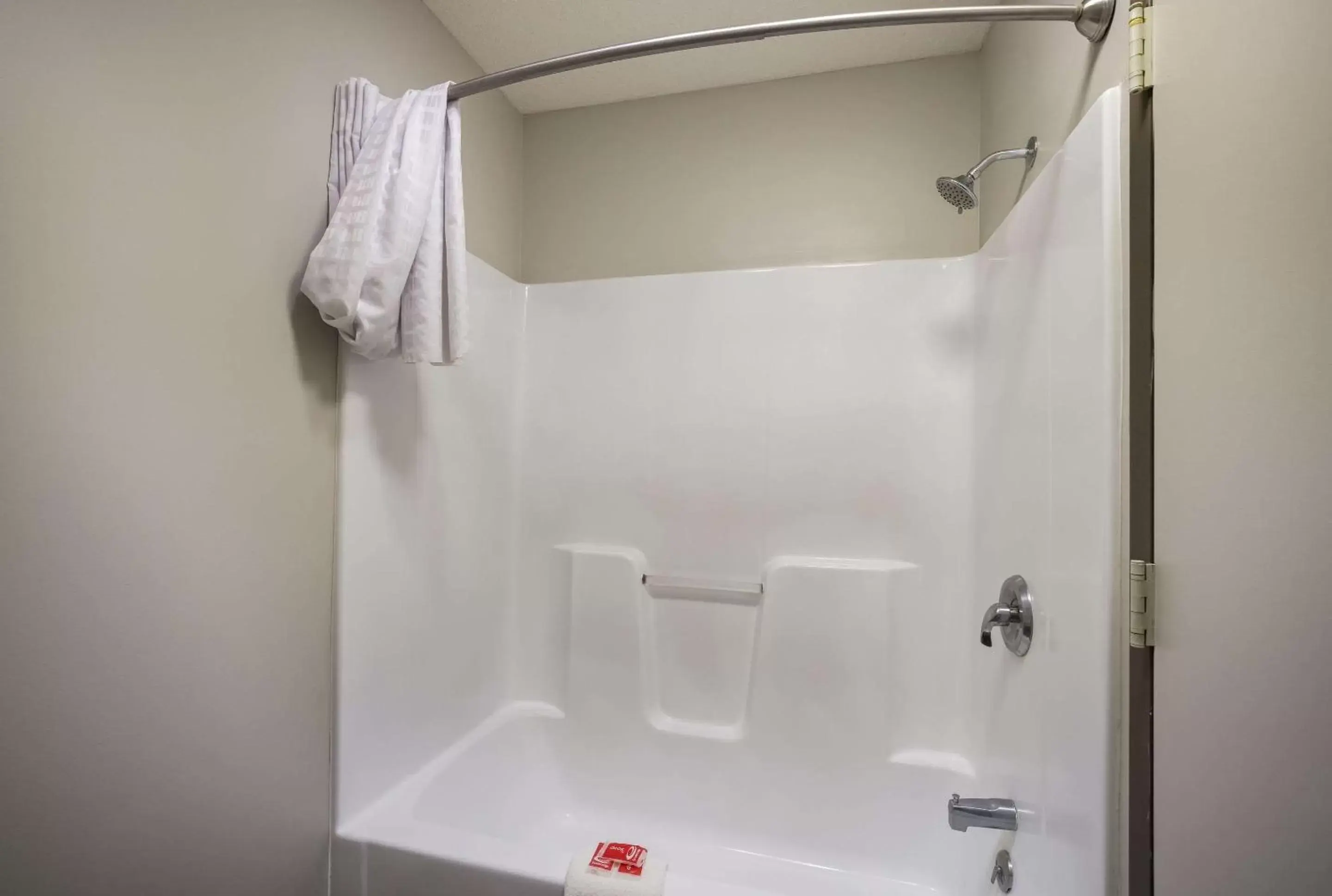Bedroom, Bathroom in Econo Lodge Inn & Suites Canandaigua