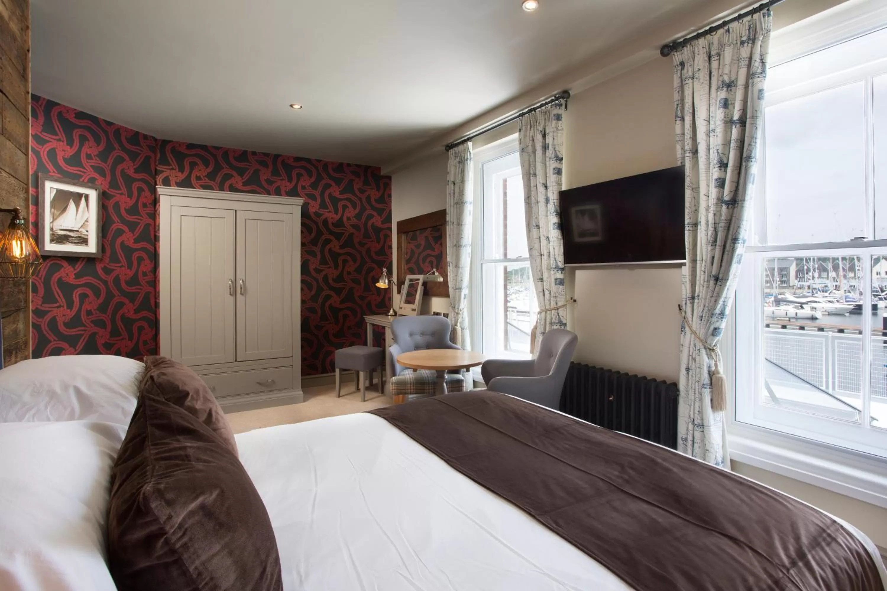 Photo of the whole room, Bed in The Ship & Trades