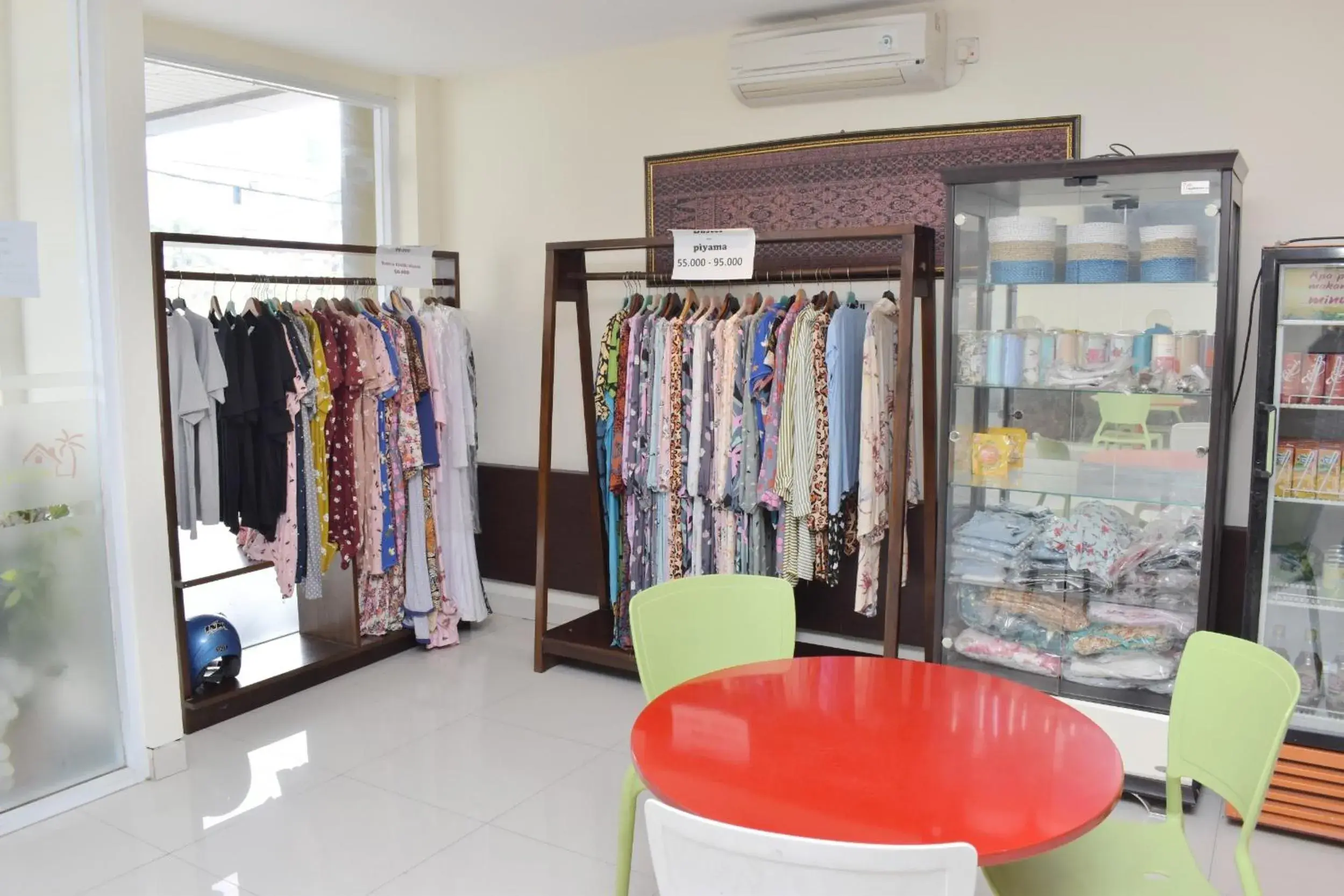 On-site shops in Homestay 82 Syariah Palembang