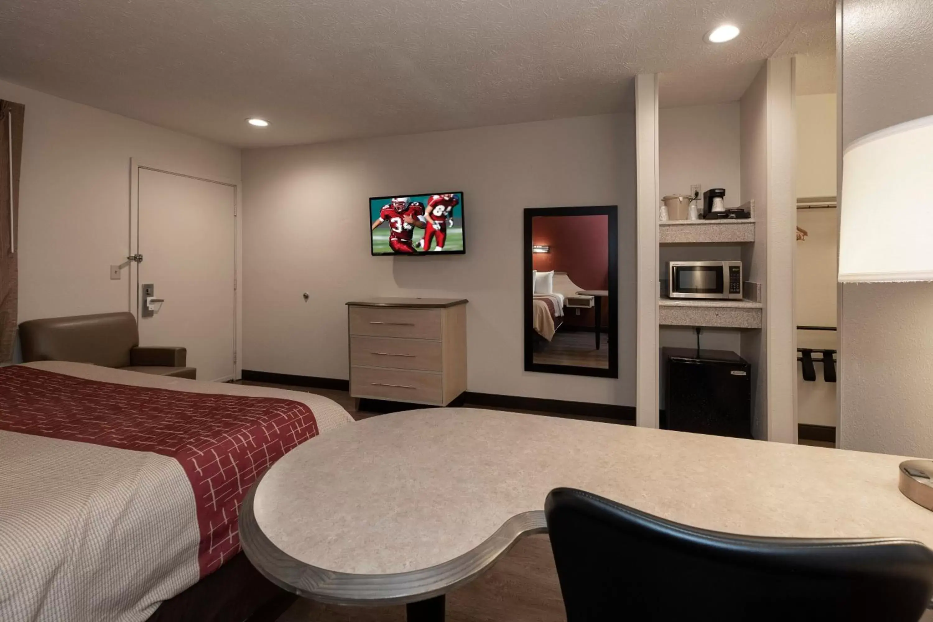Bedroom, Lounge/Bar in Red Roof Inn Indianapolis - Greenwood