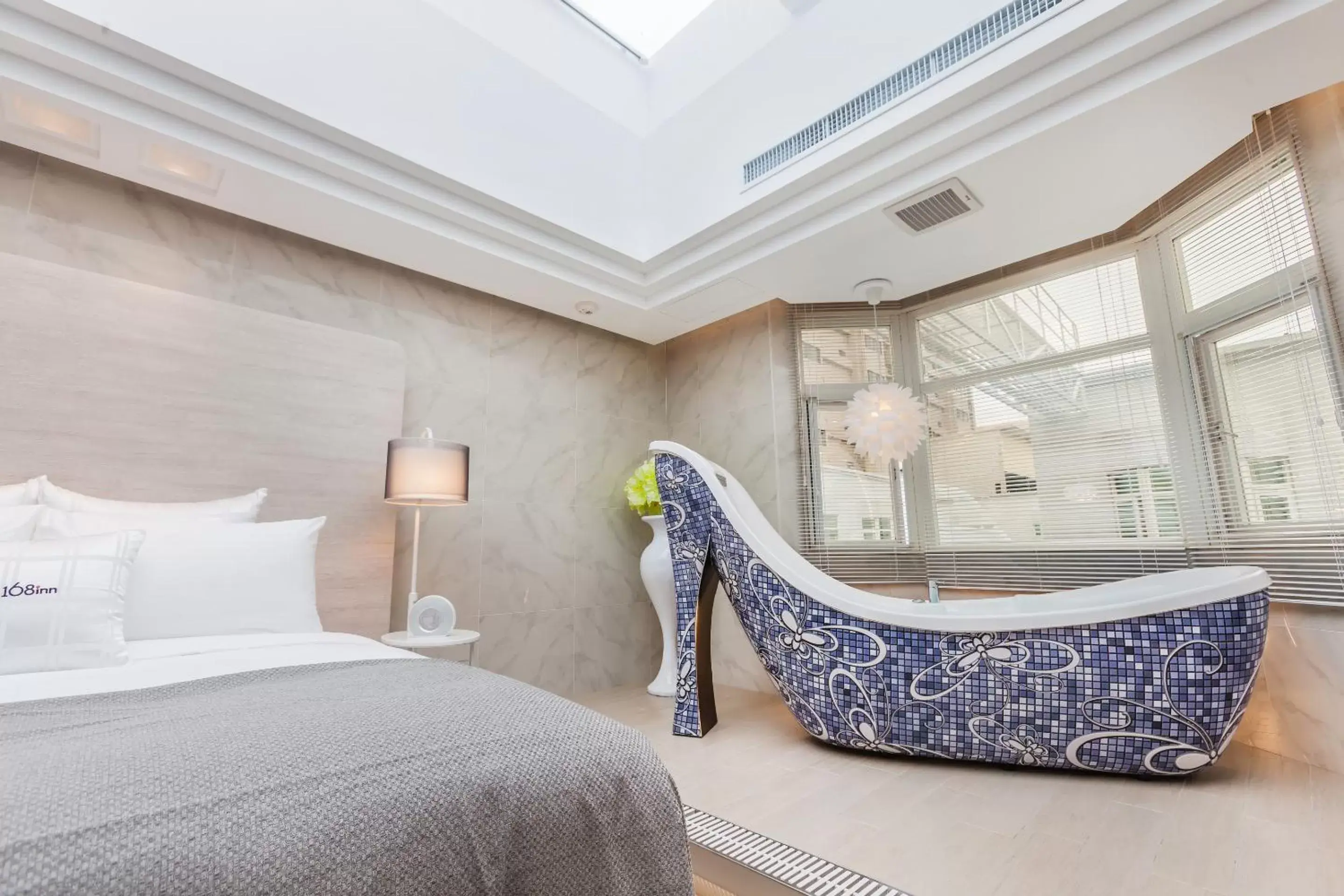 Hot Tub, Bed in Six Star Motel-Taoyuan