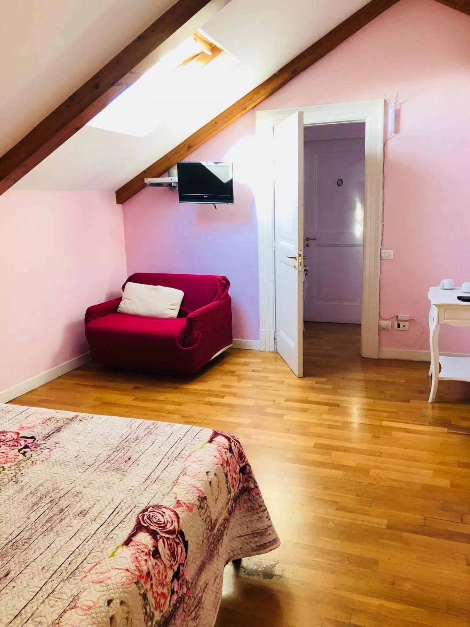 Photo of the whole room, Bed in The Secret Garden Relais