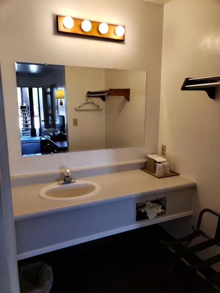 Bathroom in Red Bear Inn