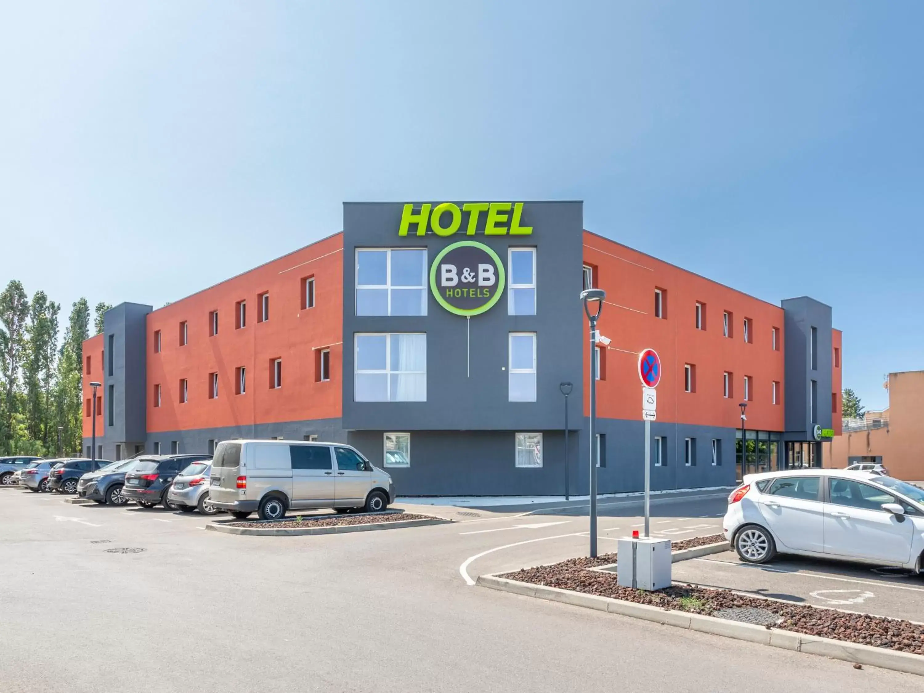 Property building in B&B HOTEL Aix en Provence Venelles Property building in B&B HOTEL Aix en Provence Venelles