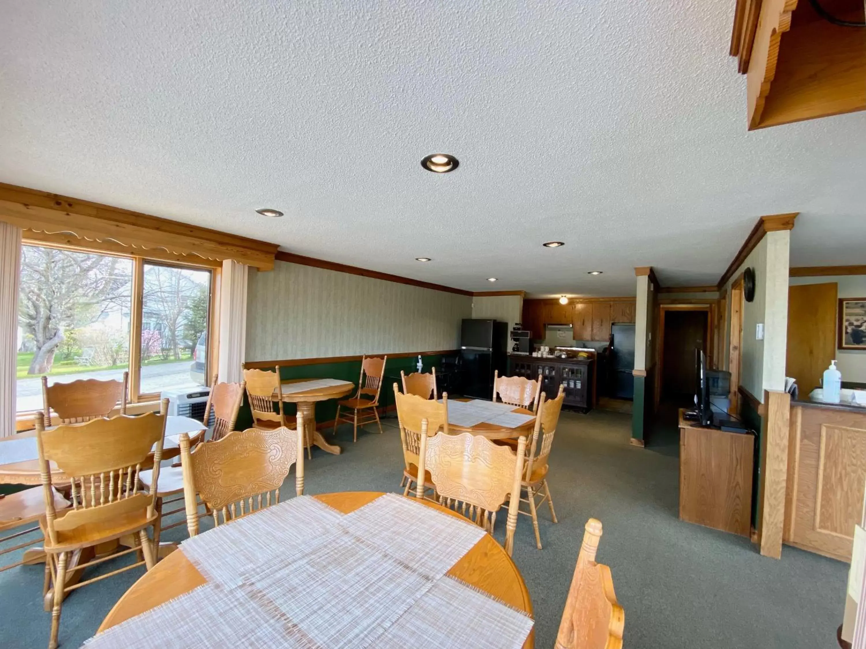 Restaurant/Places to Eat in New Age Inn - Voyageur