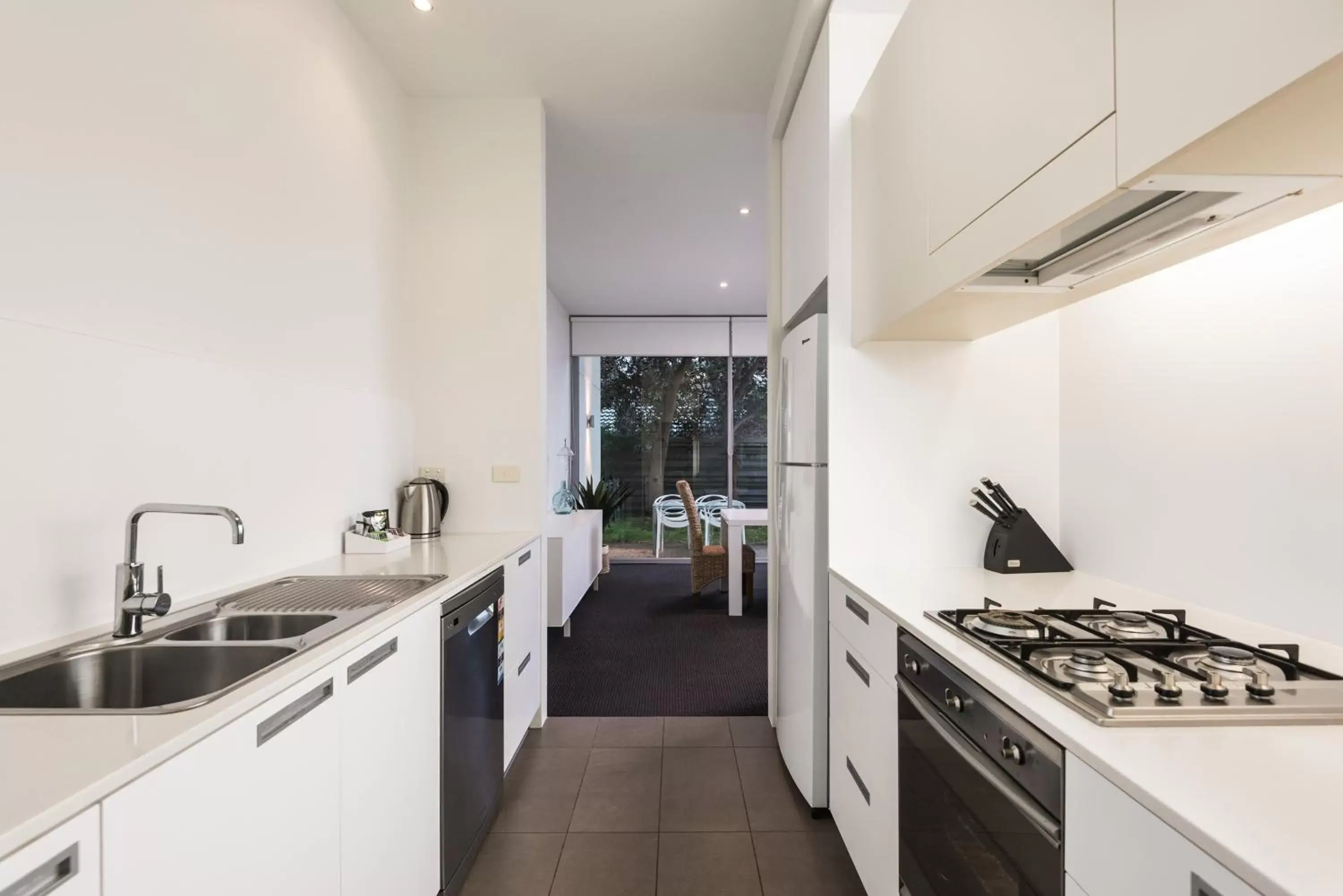 Kitchen or kitchenette, Kitchen/Kitchenette in Coast Resort Merimbula