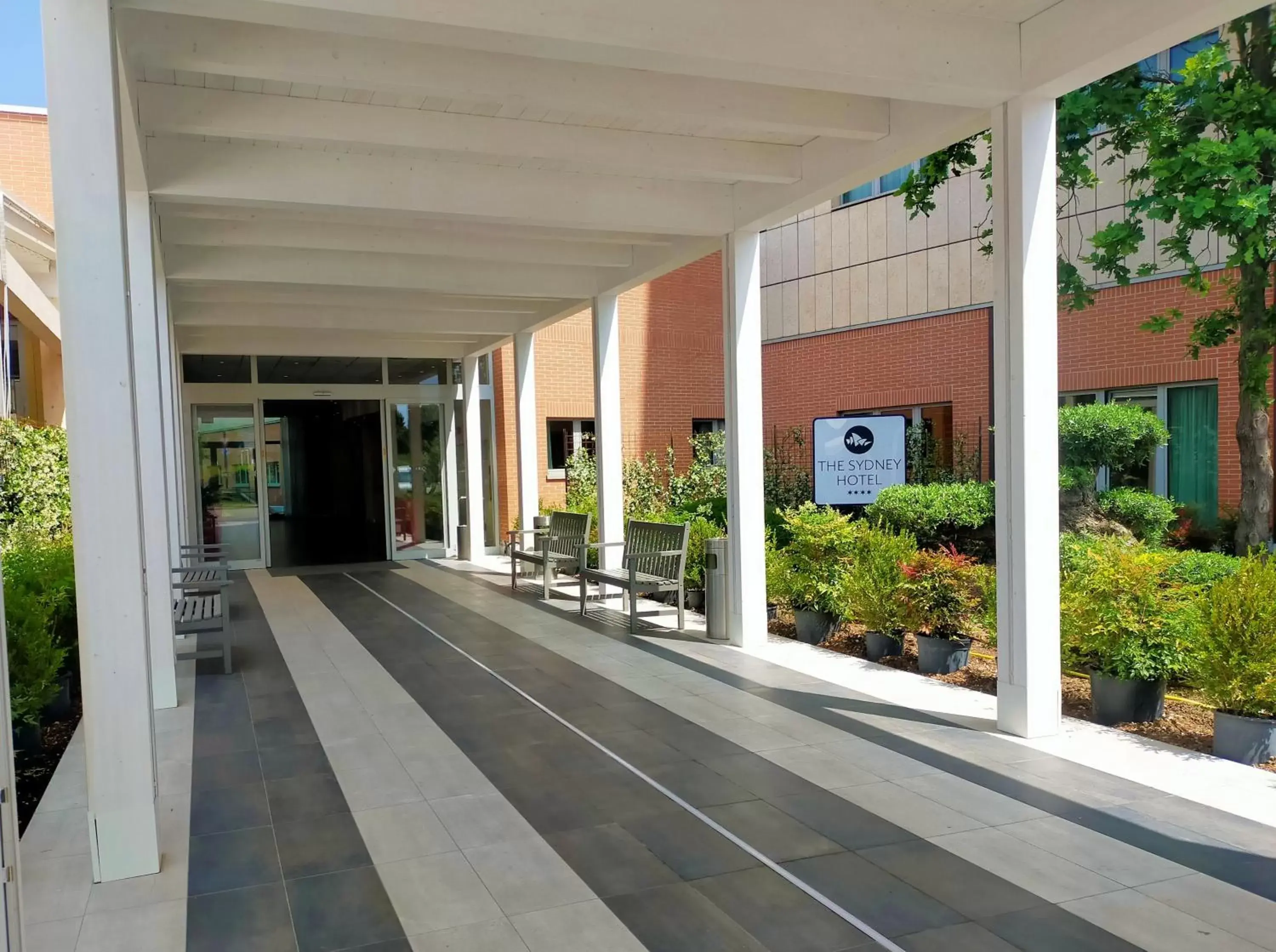 Facade/entrance in The Sydney Hotel