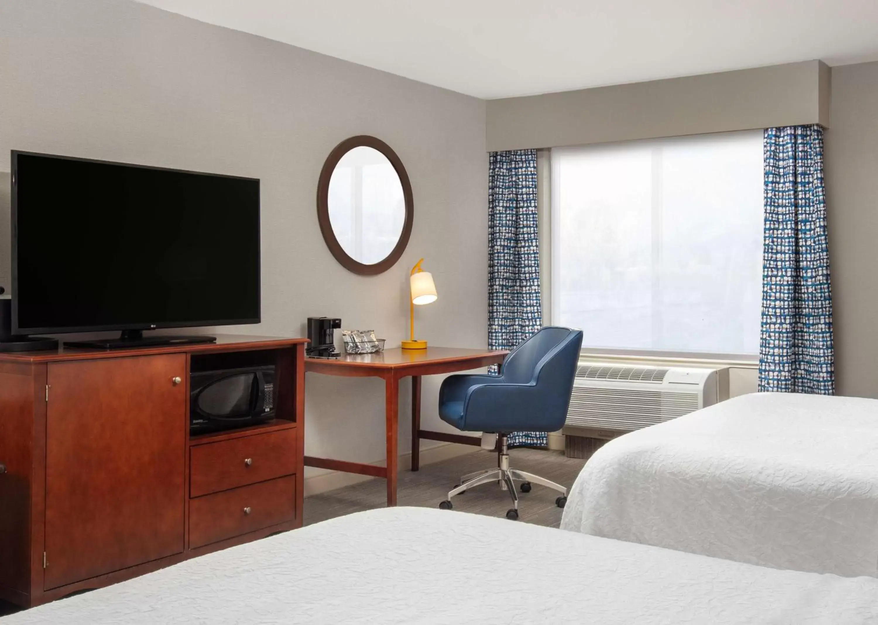 Bedroom, TV/Entertainment Center in Hampton Inn Medford