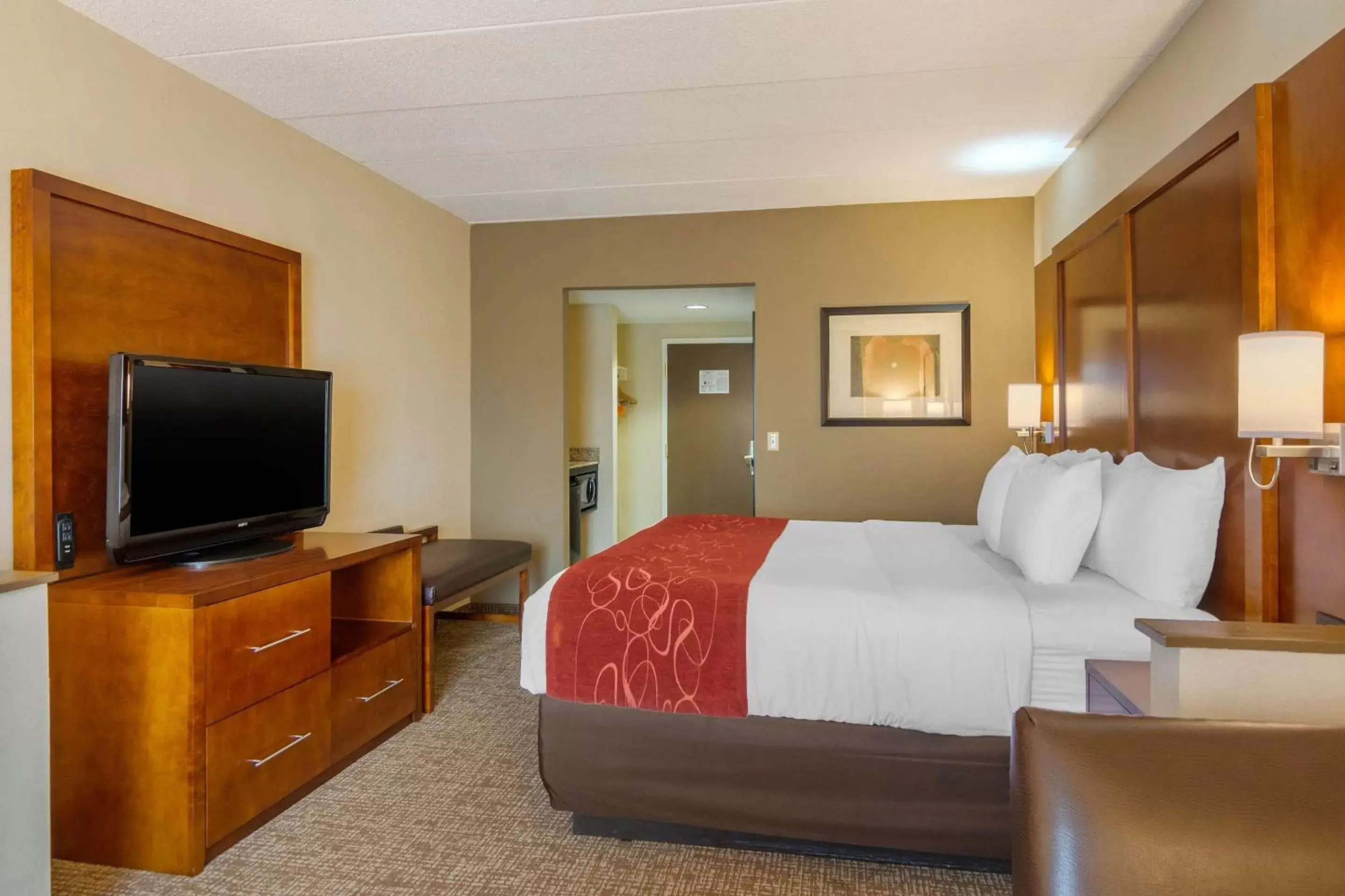 Photo of the whole room, Bed in Comfort Suites Southpark