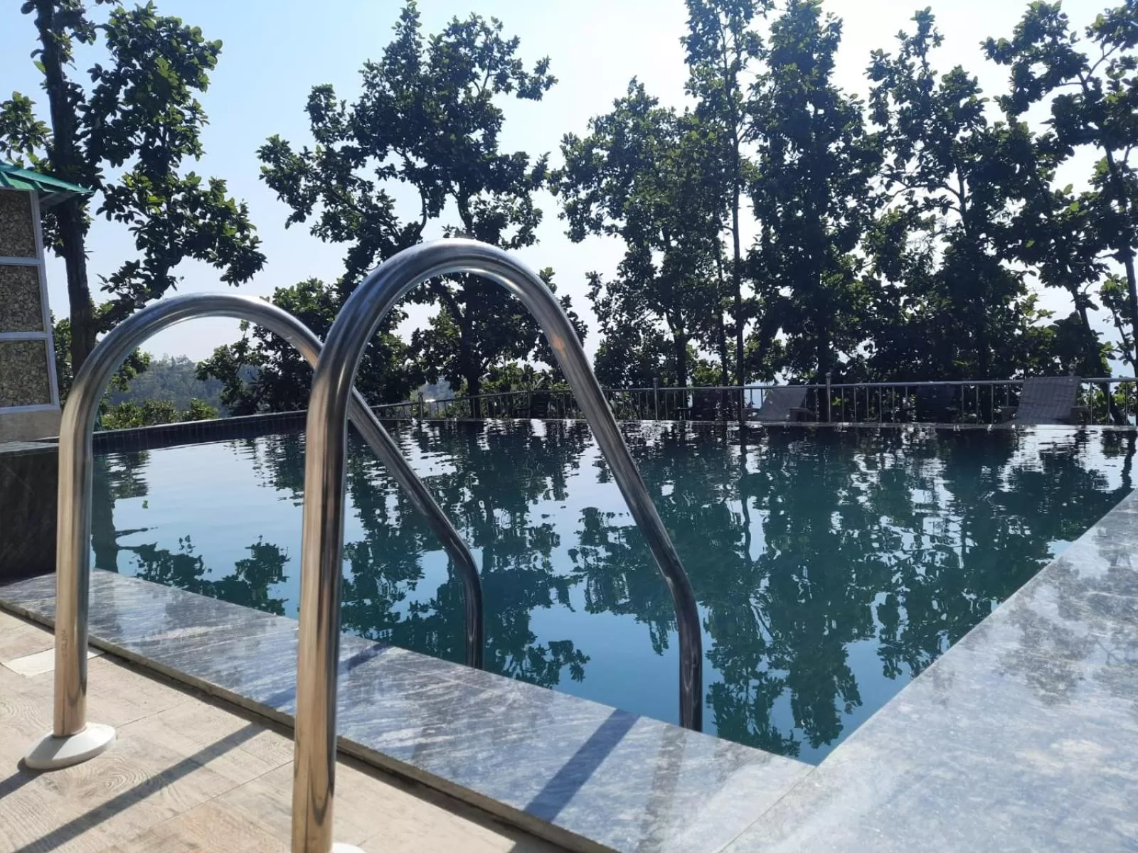 Swimming pool in Blue Pine Orchards - Villas