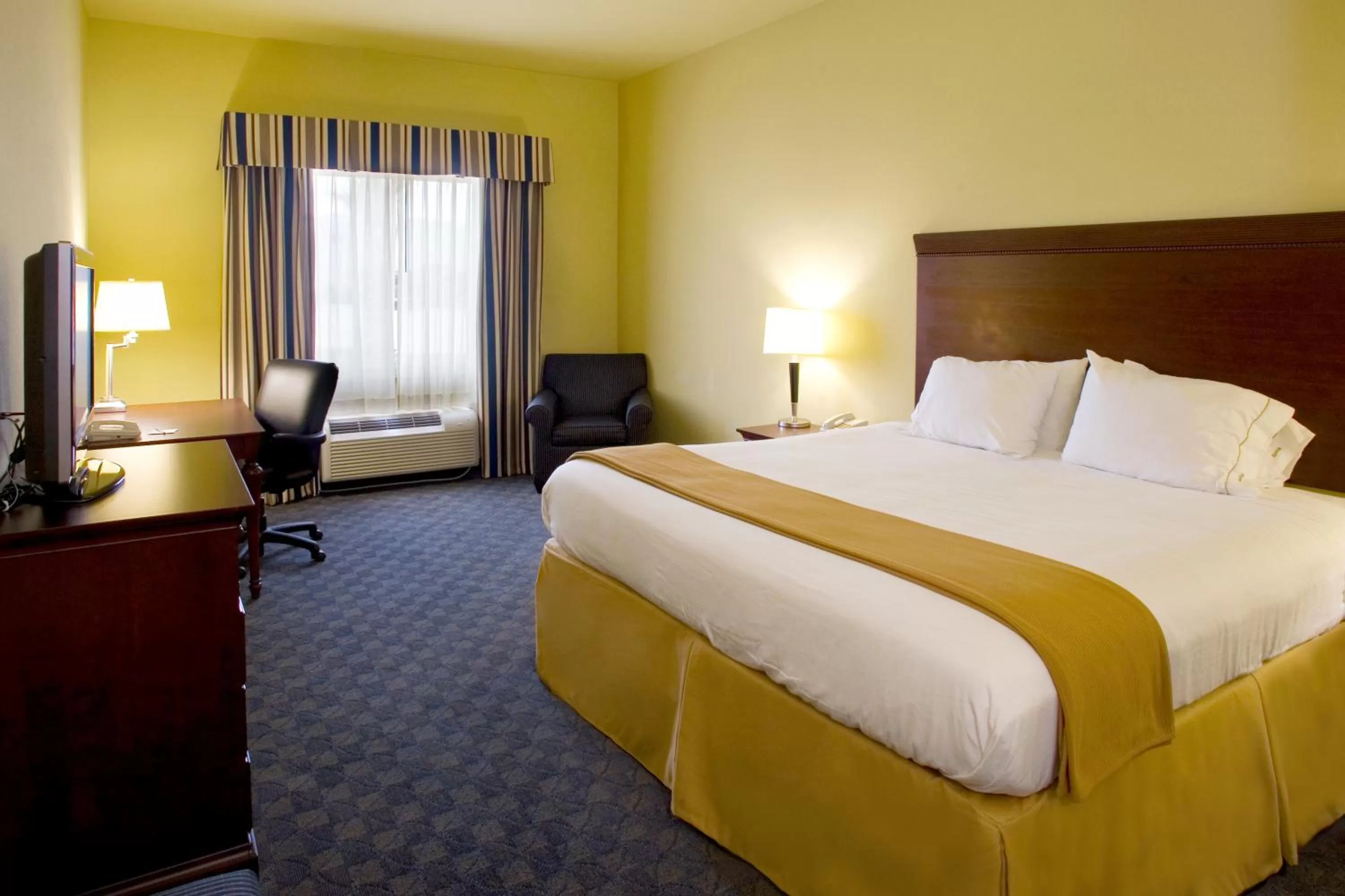 Bed in Holiday Inn Express & Suites, Corpus Christi NW, Calallen by IHG