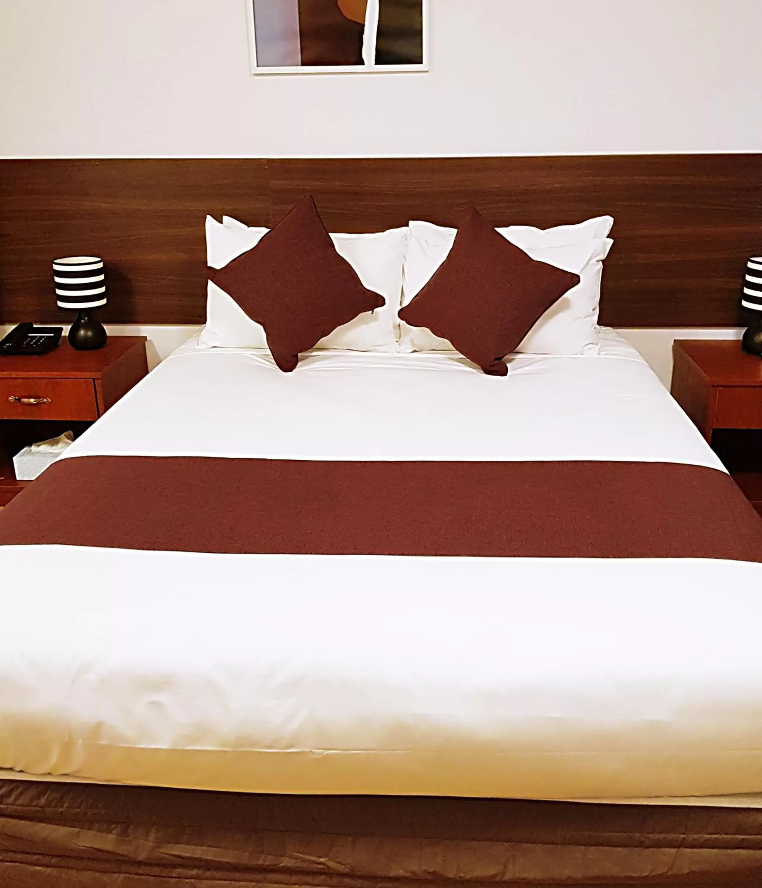 Bed in Airport Garden Inn Hotel & Conference Centre