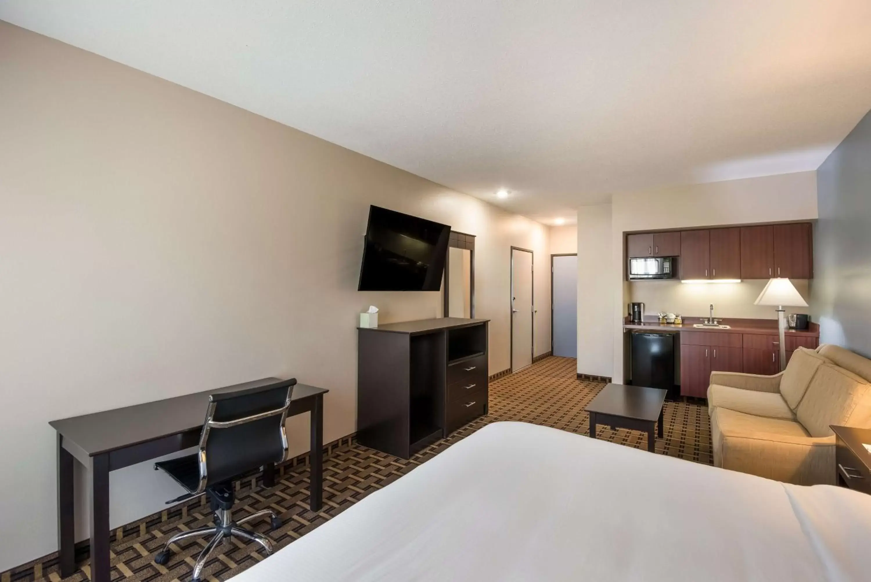 Bedroom, Bed in SureStay Plus Hotel by Best Western Coralville Iowa City Bedroom, Bed in SureStay Plus Hotel by Best Western Coralville Iowa City