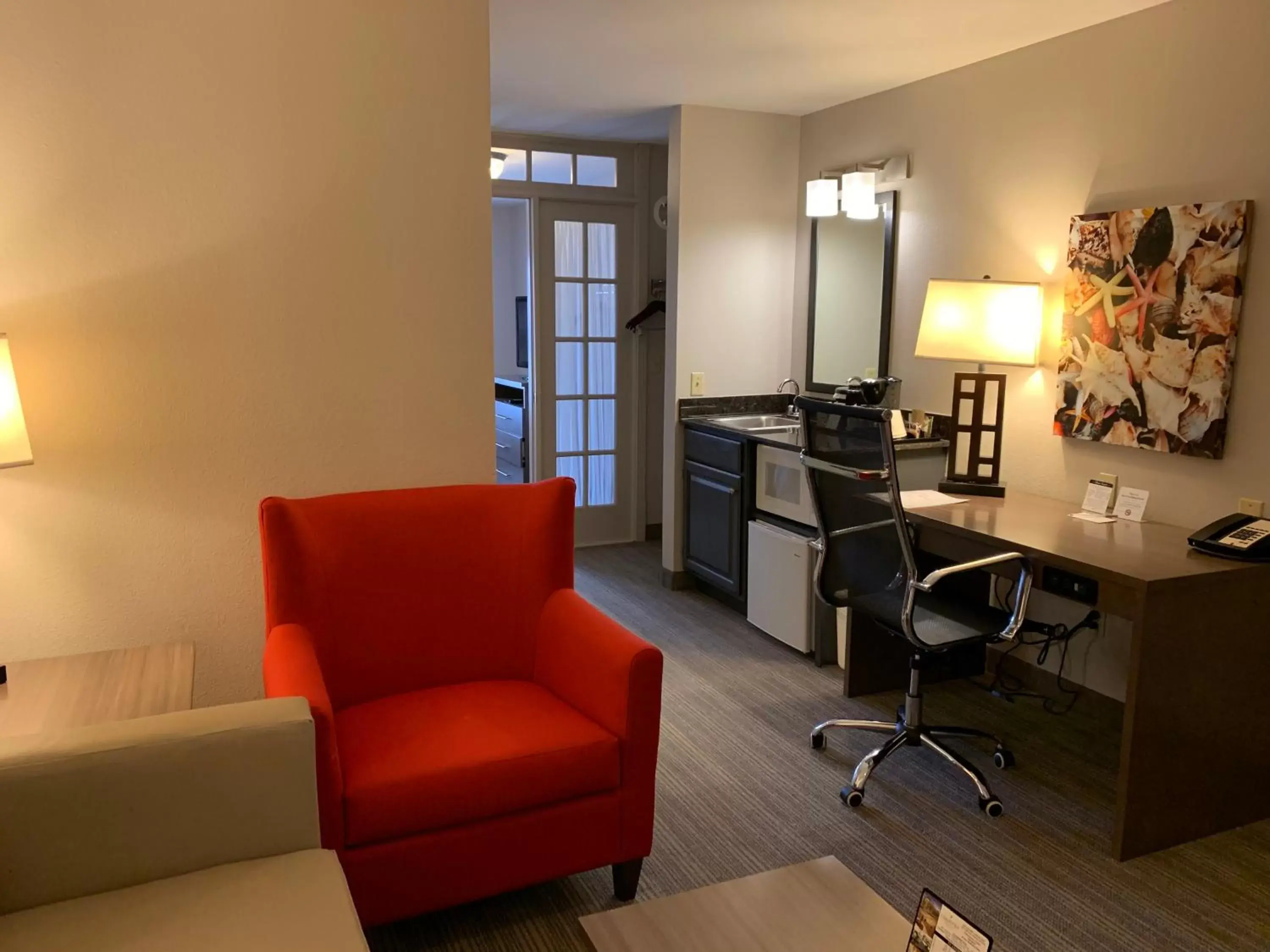 Seating Area in Country Inn & Suites by Radisson, Kenosha, WI