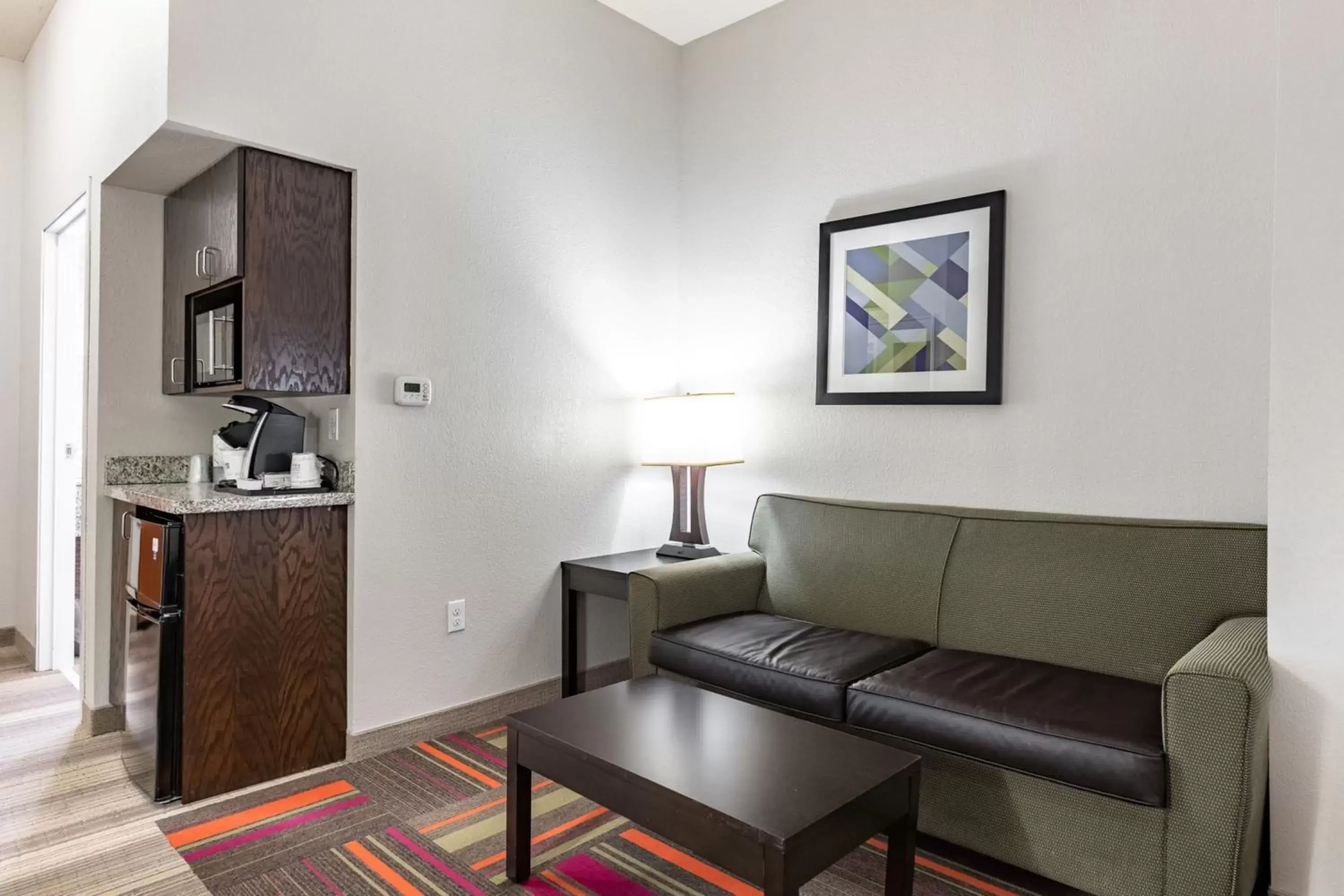 Bedroom, Seating Area in Holiday Inn Express & Suites New Martinsville, an IHG Hotel