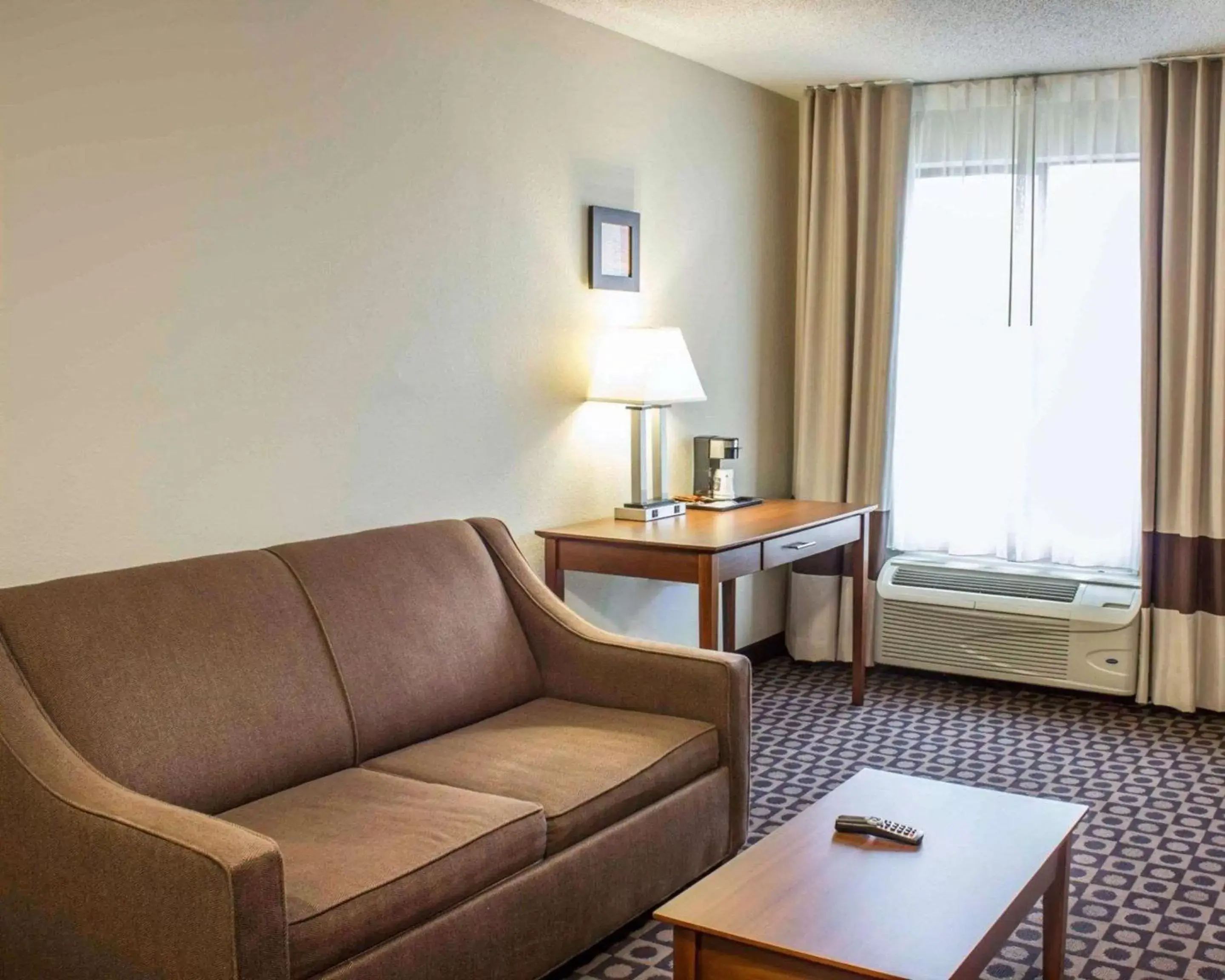 Photo of the whole room, Seating Area in Comfort Inn Fayetteville I-95