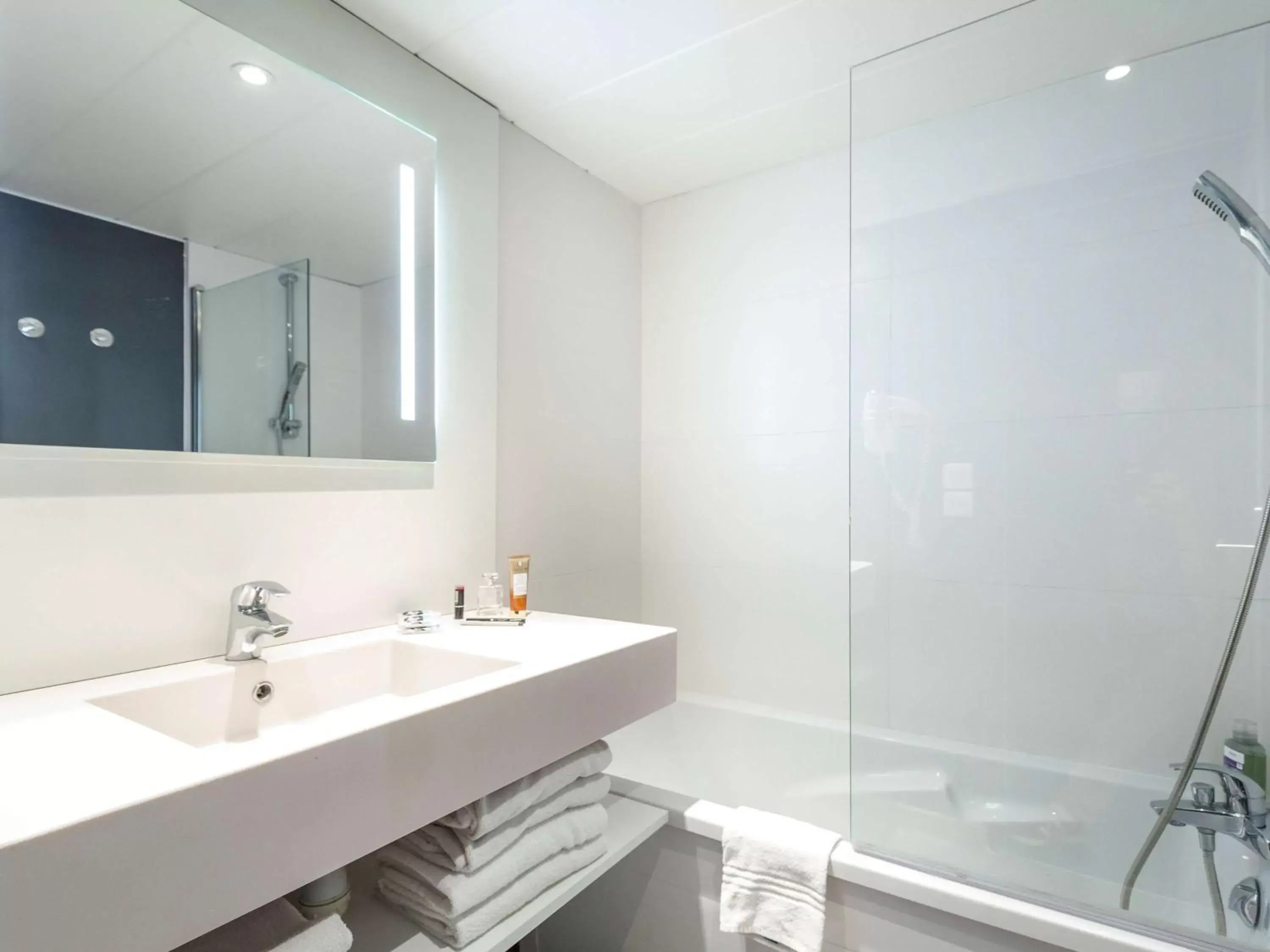 Photo of the whole room, Bathroom in Mercure Hyères Centre Côte d'Azur
