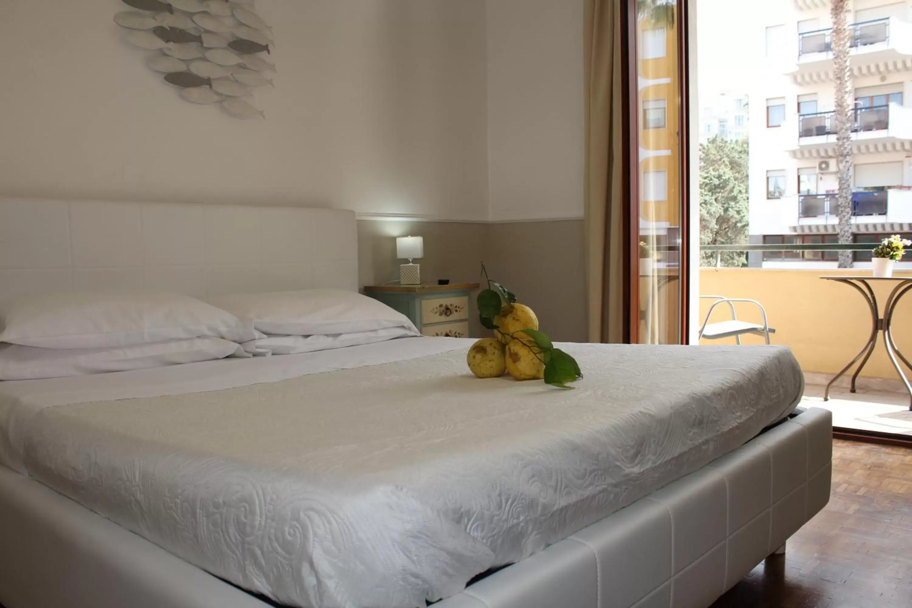 Photo of the whole room, Bed in Lemon Rooms Sorrento