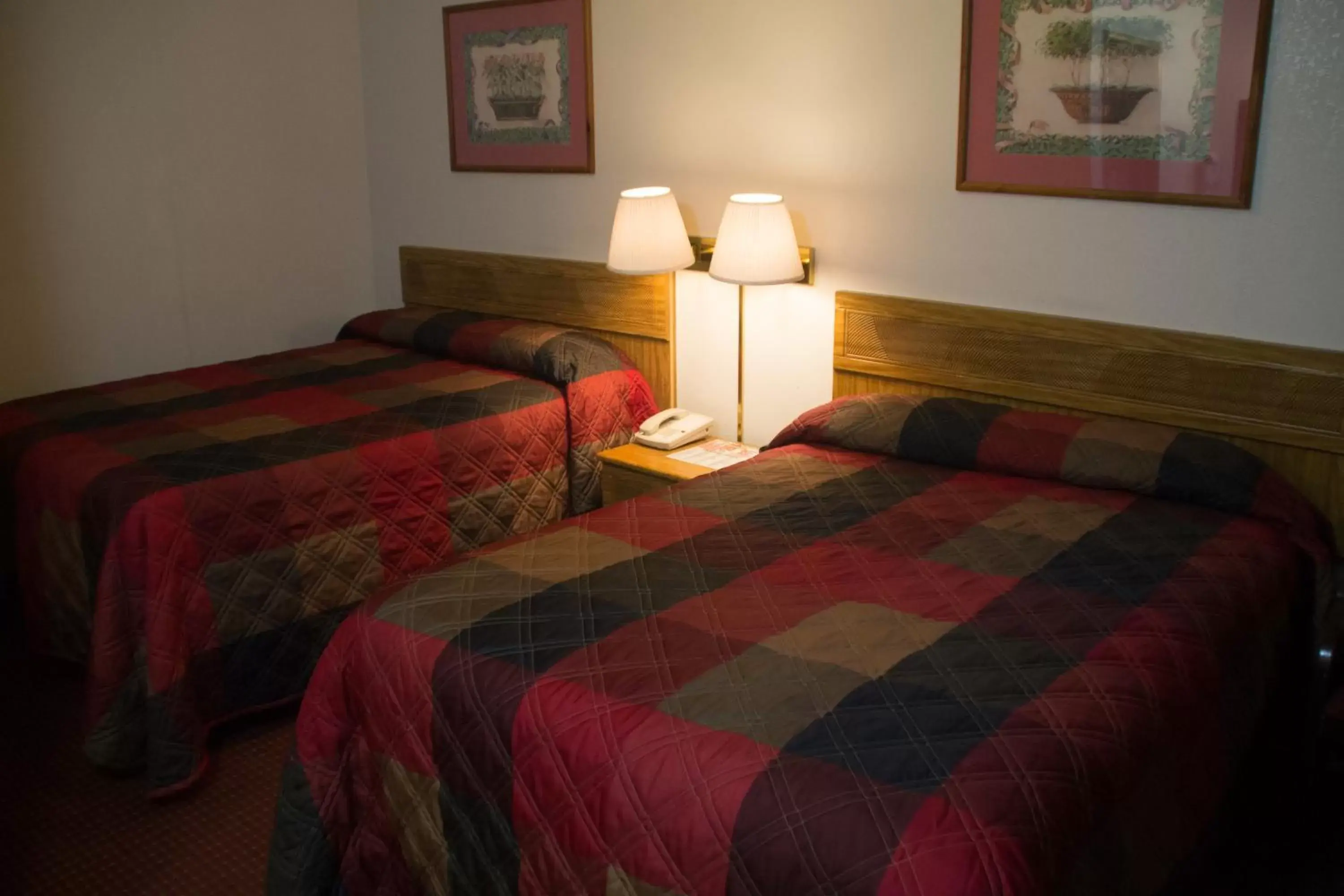 Photo of the whole room, Bed in Tazewell Motor Lodge