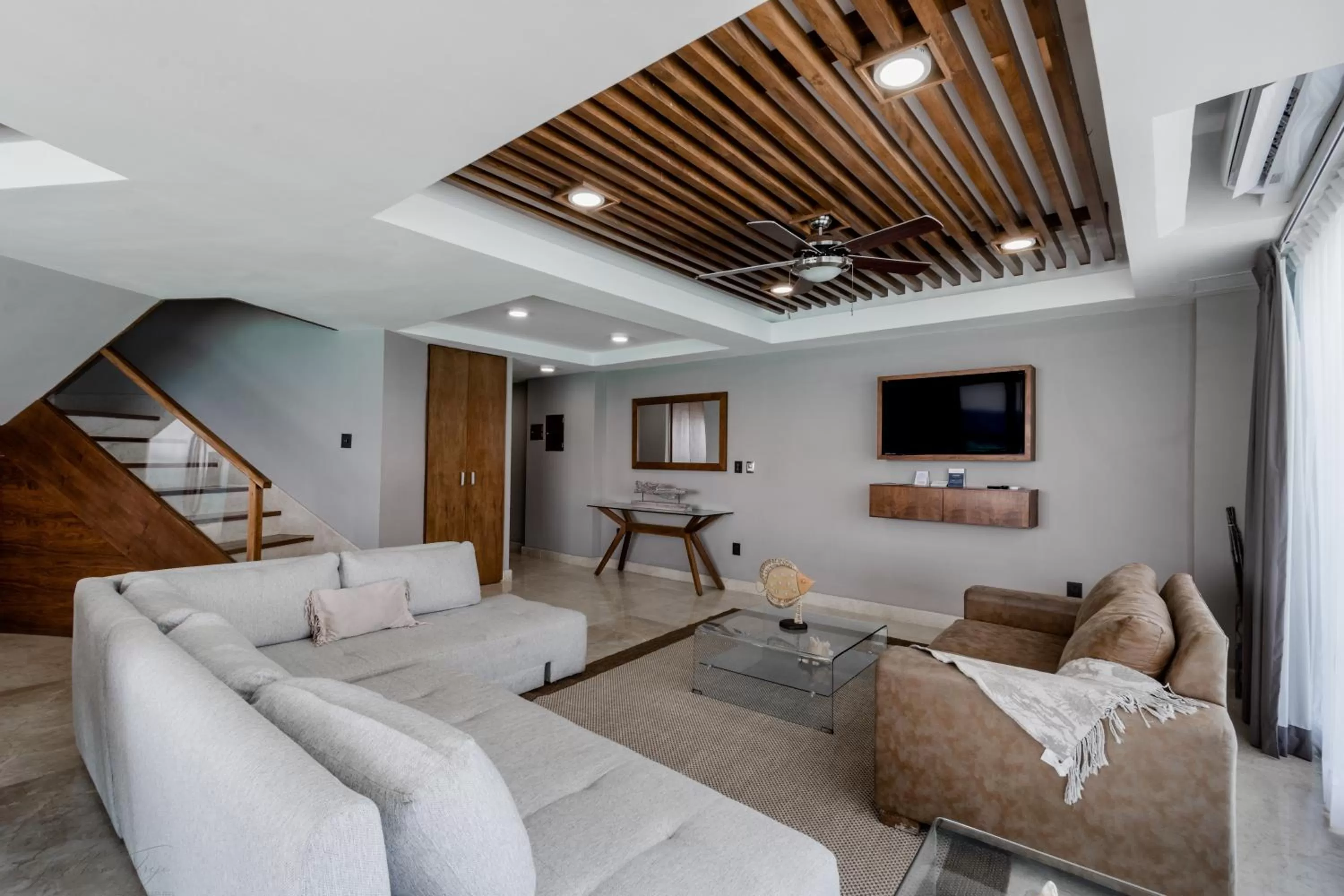 Living room in Ocean Dream Cancun by GuruHotel