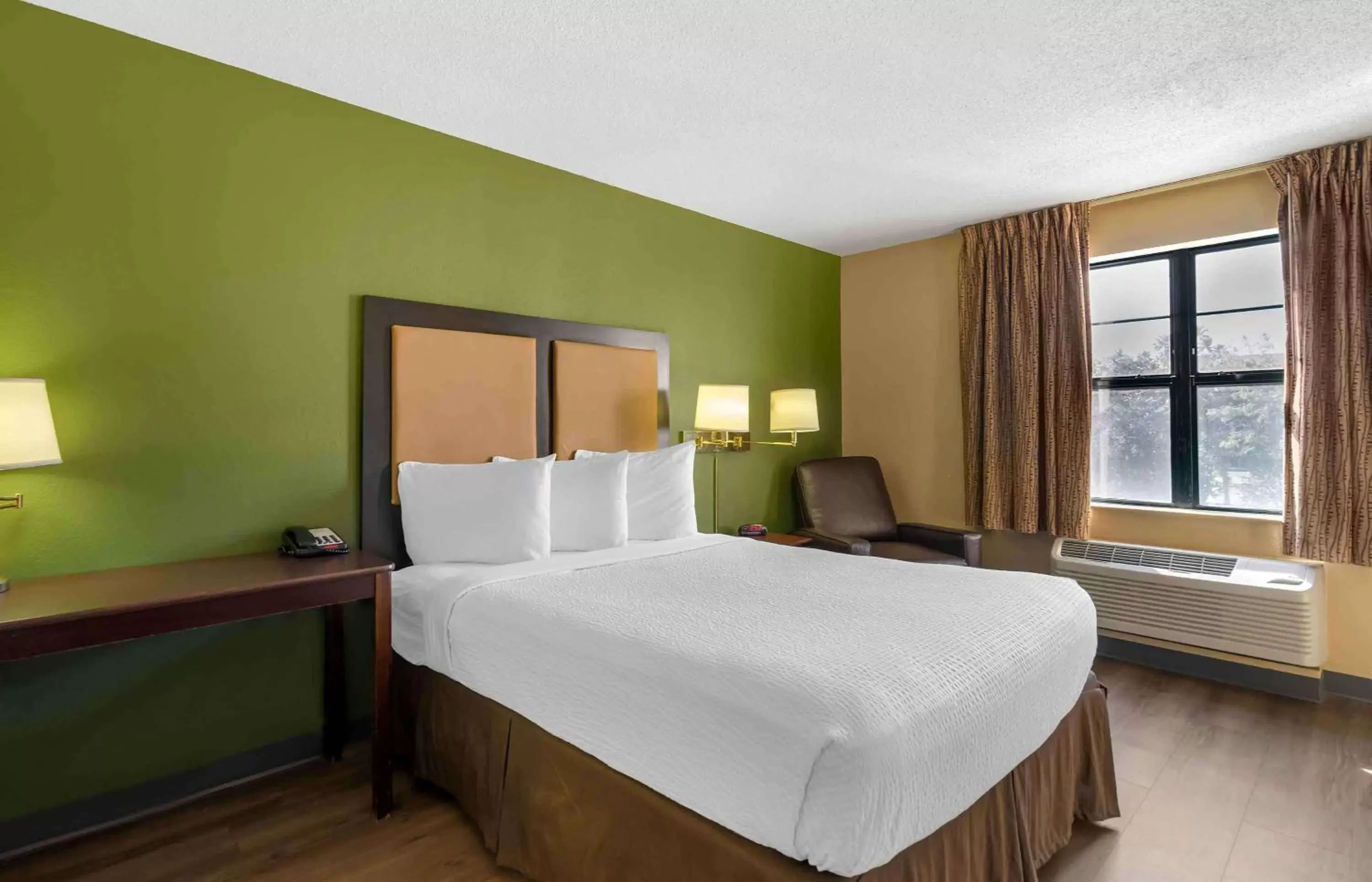 Bedroom, Bed in Extended Stay America Suites - St Petersburg - Clearwater - Executive Dr