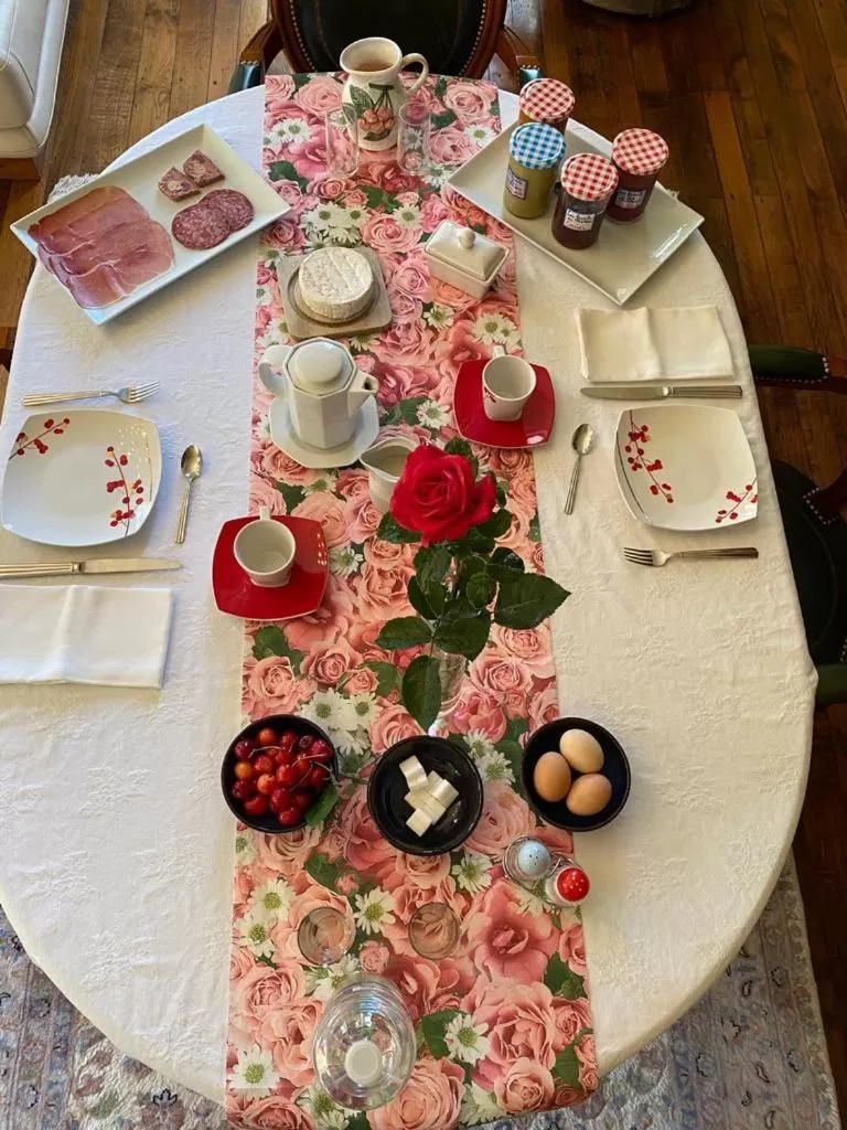 Breakfast in Château Les Tourelles