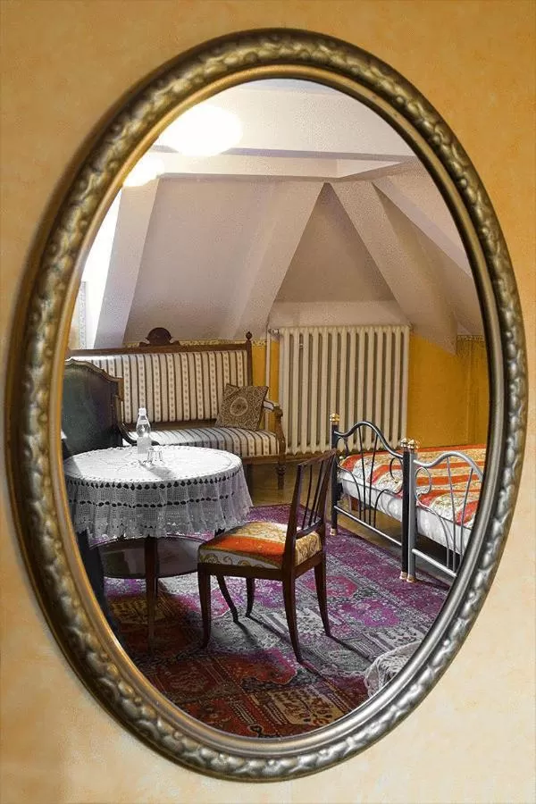 Other, Bed in Austeria Klezmer Hois