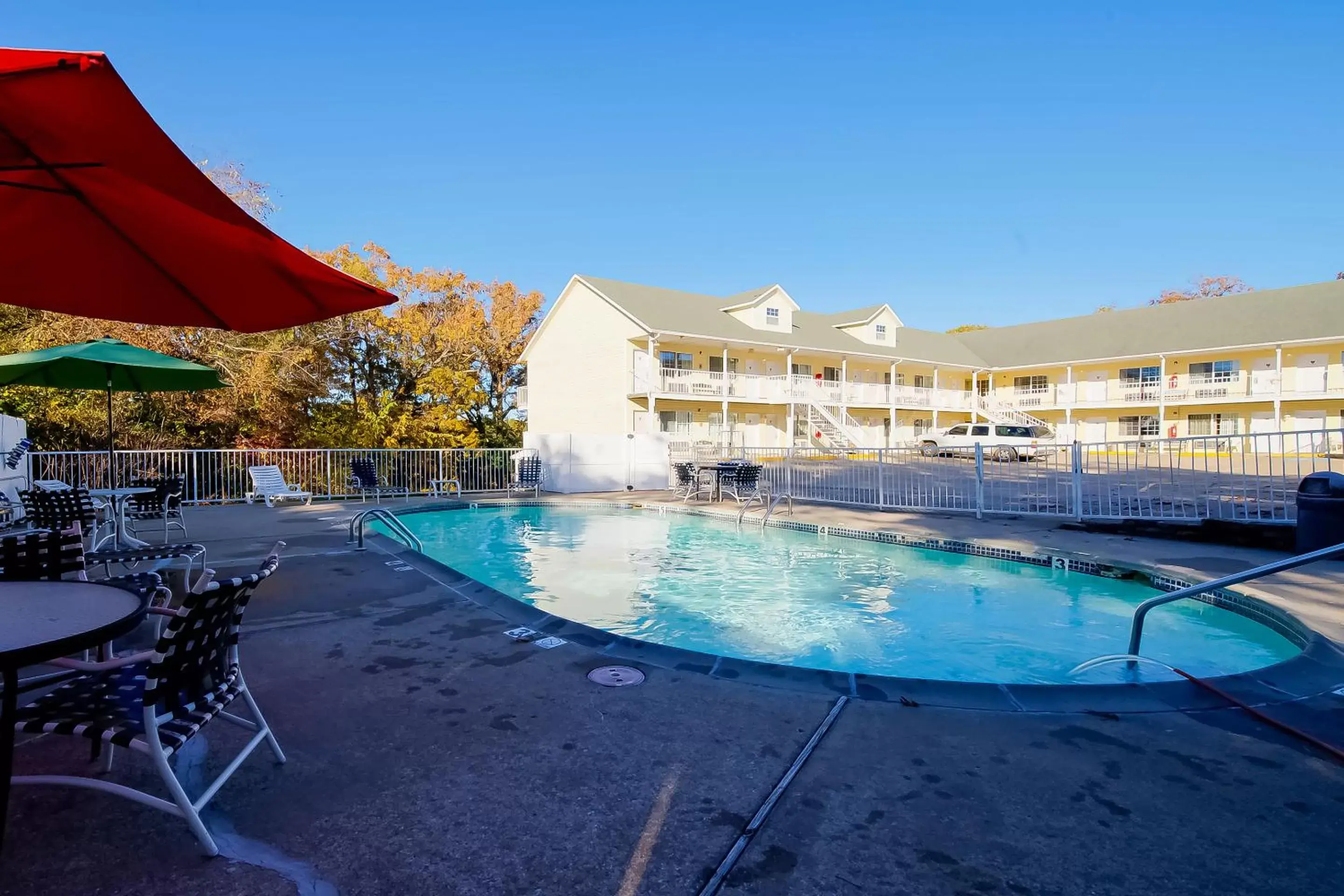 Swimming Pool in Hotel O Eureka Springs - Christ of Ozark Area
