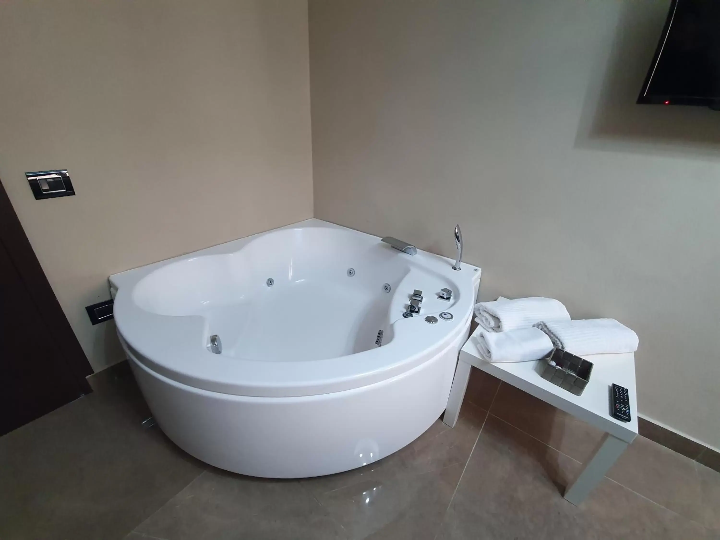 Hot Tub, Bathroom in Beverello Suite