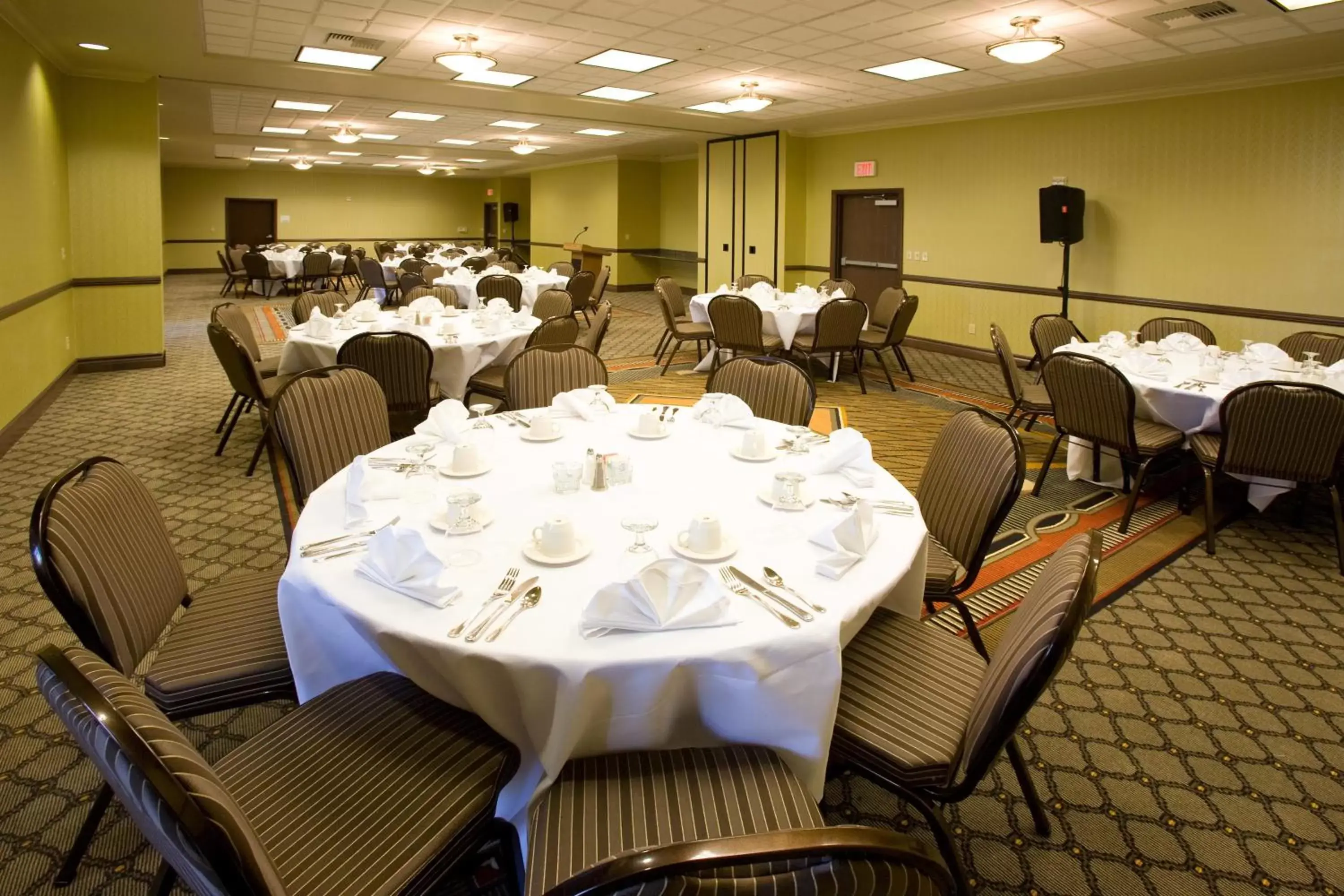 Banquet/Function facilities, Restaurant/Places to Eat in Holiday Inn Hotel & Suites Bakersfield, an IHG Hotel