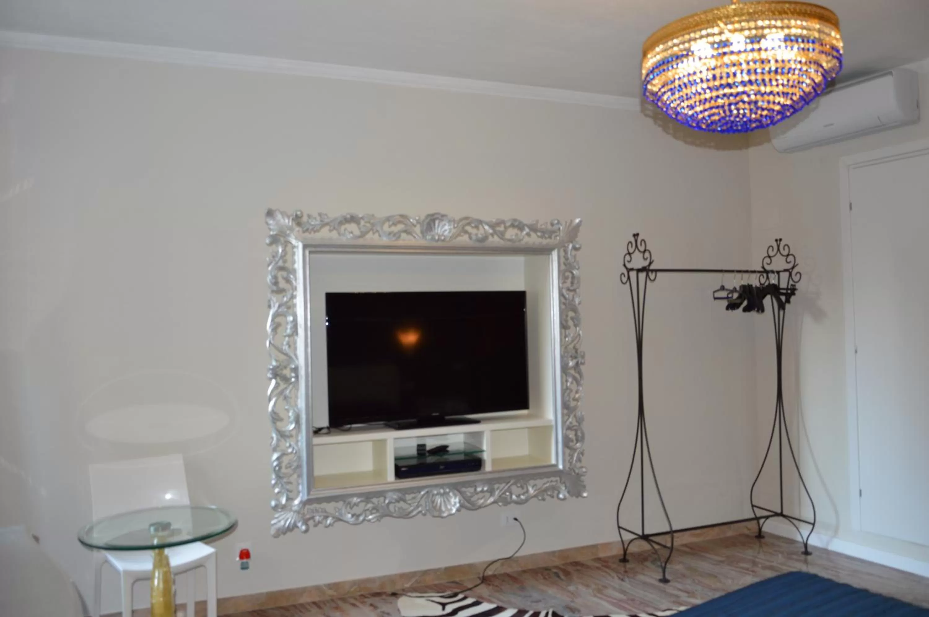 Decorative detail, TV/Entertainment Center in Ca' del Cinema B&B