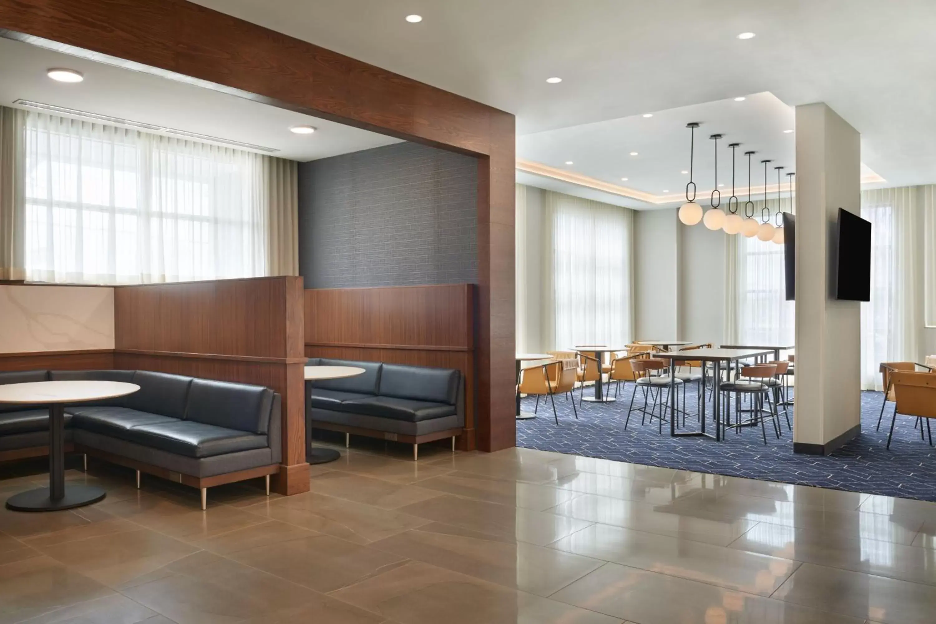 Lounge or bar in Courtyard by Marriott Kitchener