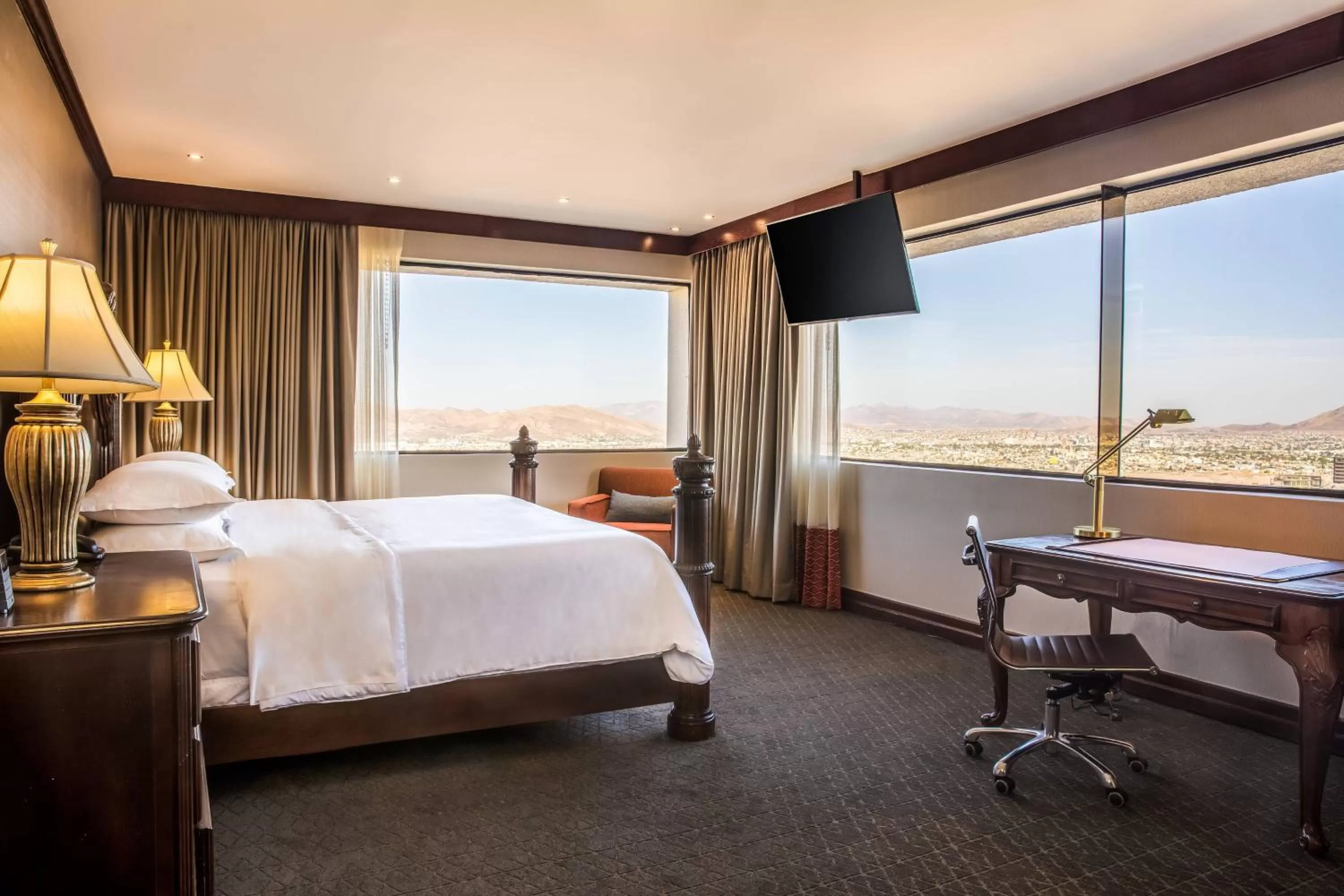 Photo of the whole room, Bed in Sheraton Chihuahua Soberano