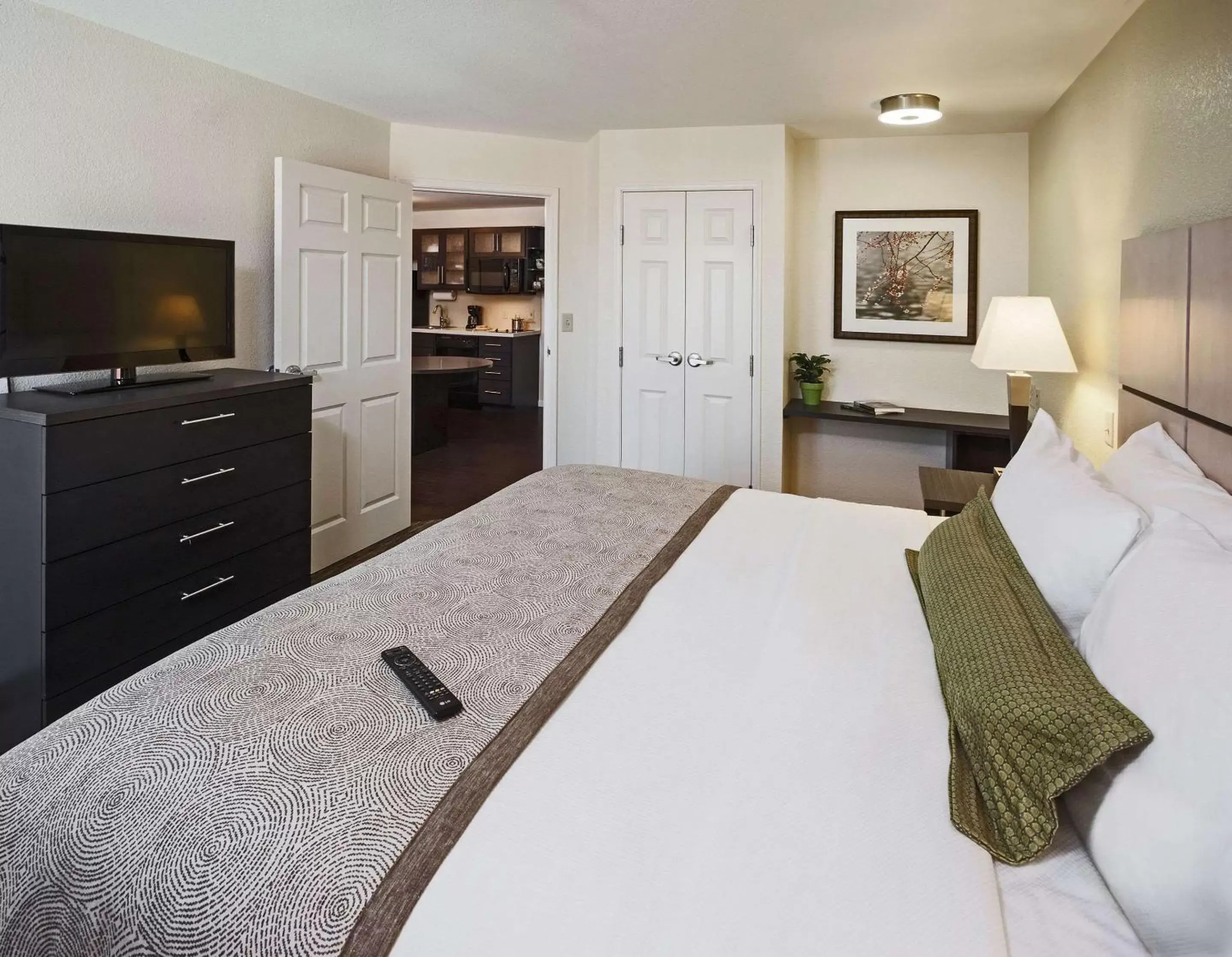 Bedroom, Bed in MainStay Suites- Kansas City Overland Park