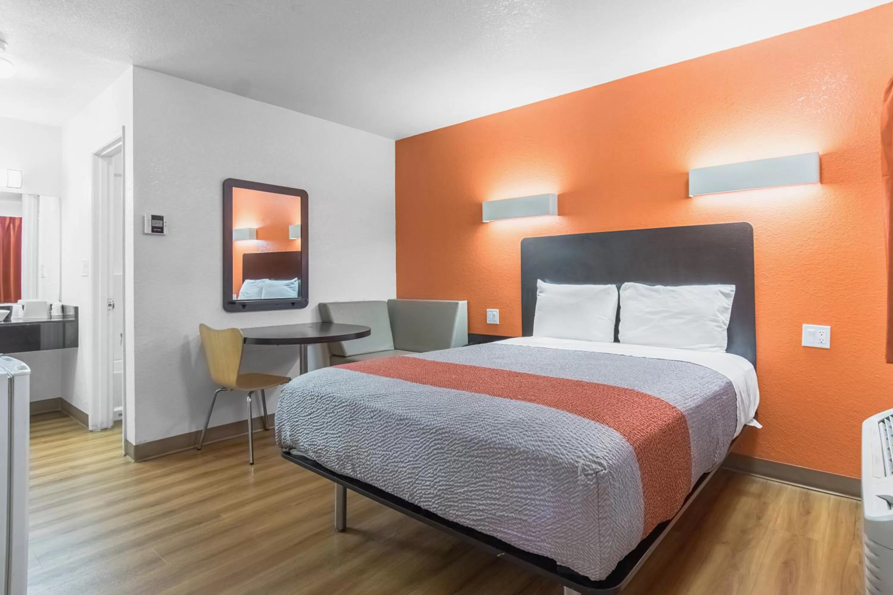 Photo of the whole room, Bed in Motel 6 Bakersfield