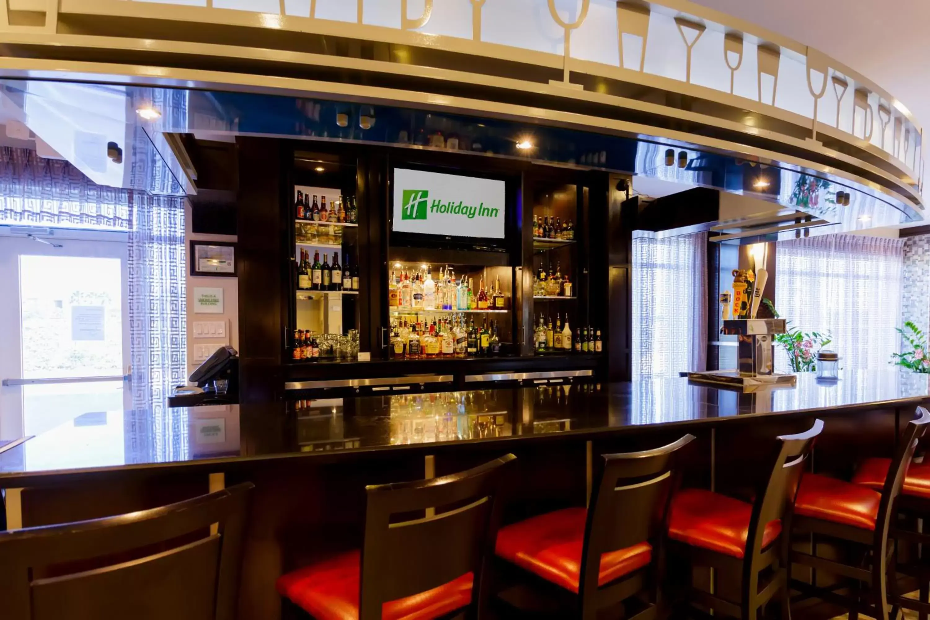 Lounge or bar, Lounge/Bar in Holiday Inn Houston-Webster, an IHG Hotel