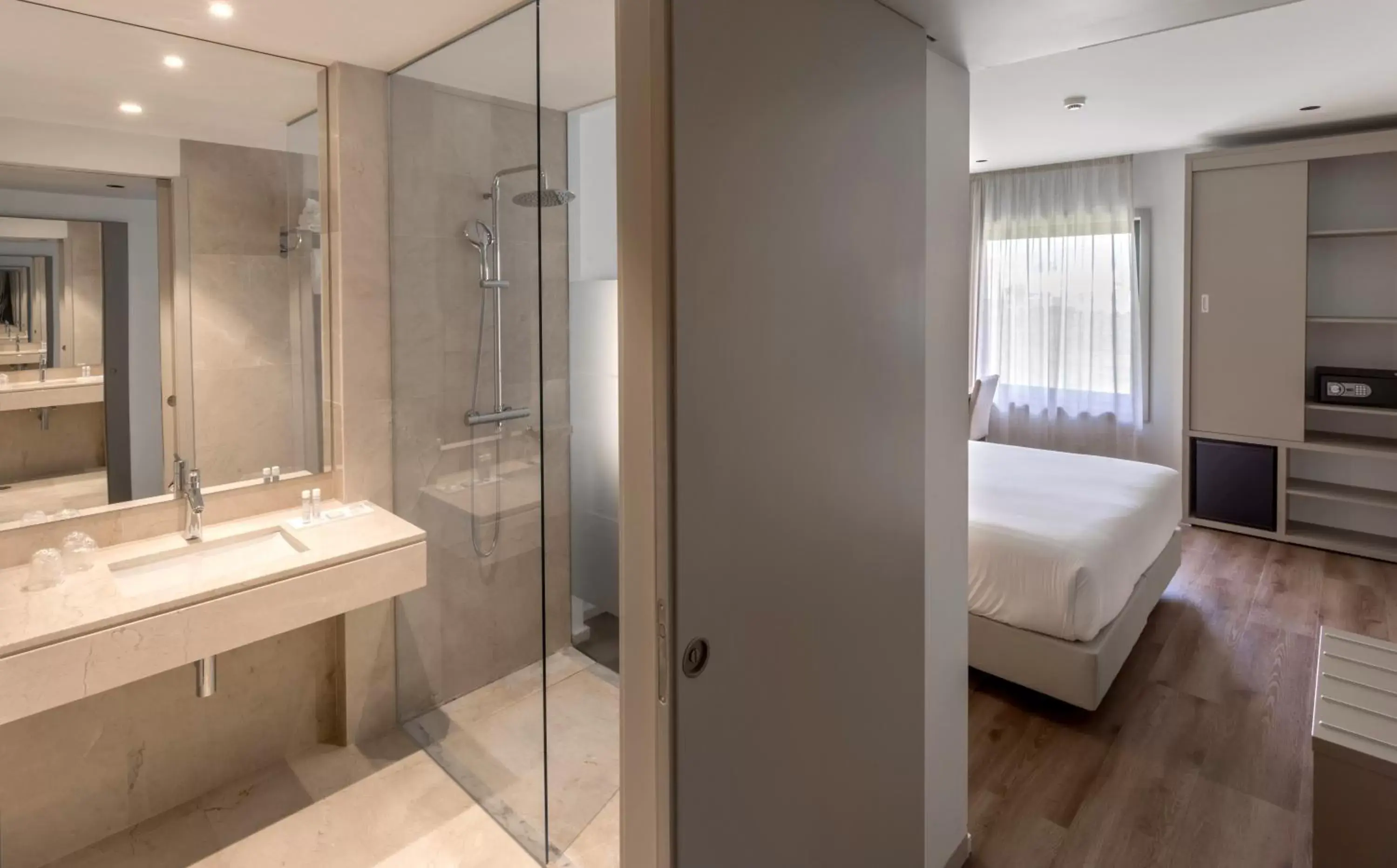 Shower, Bed in Oporto Airport & Business Hotel Shower, Bed in Oporto Airport & Business Hotel