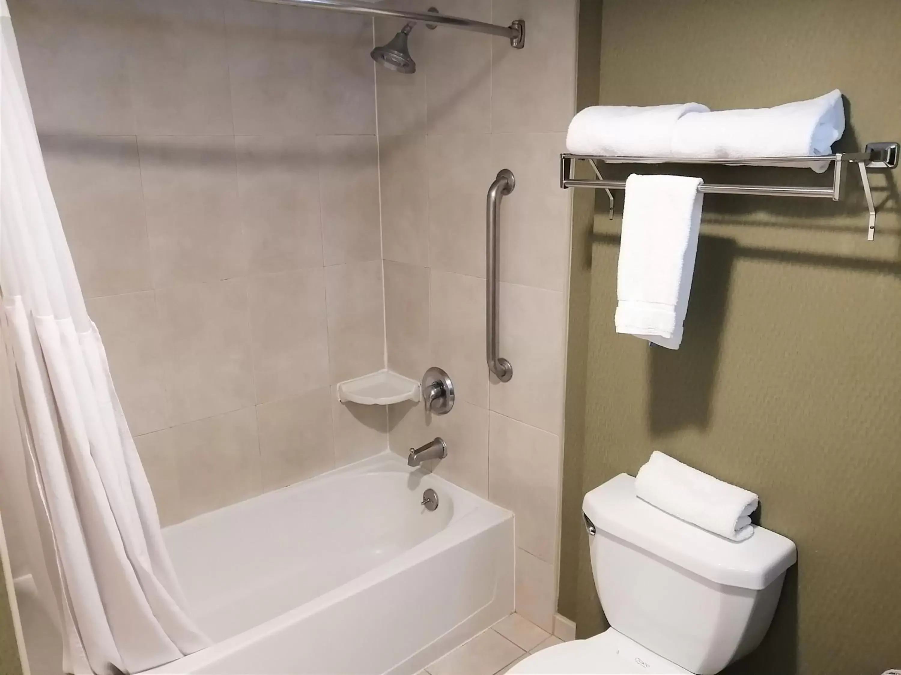 Bathroom in Holiday Inn Express & Suites Toluca Zona Aeropuerto, an IHG Hotel