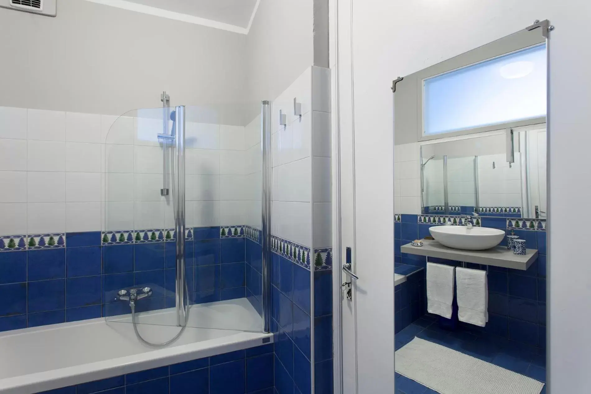 Quadruple Room with Private External Bathroom in Palazzo Bellini Quadruple Room with Private External Bathroom in Palazzo Bellini